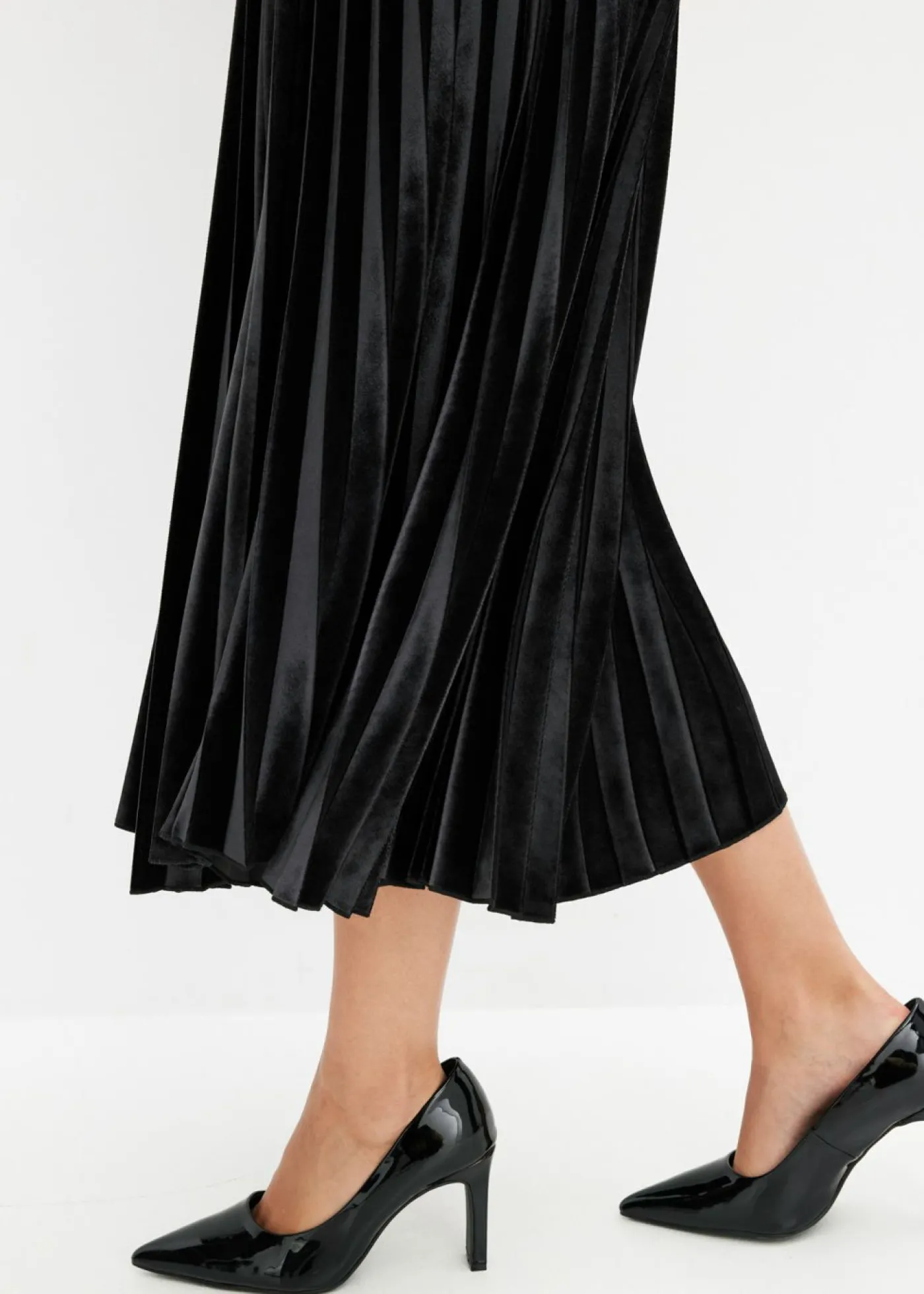 bonprix bonprix Falda plisada de terciopelo suave Negro Discount