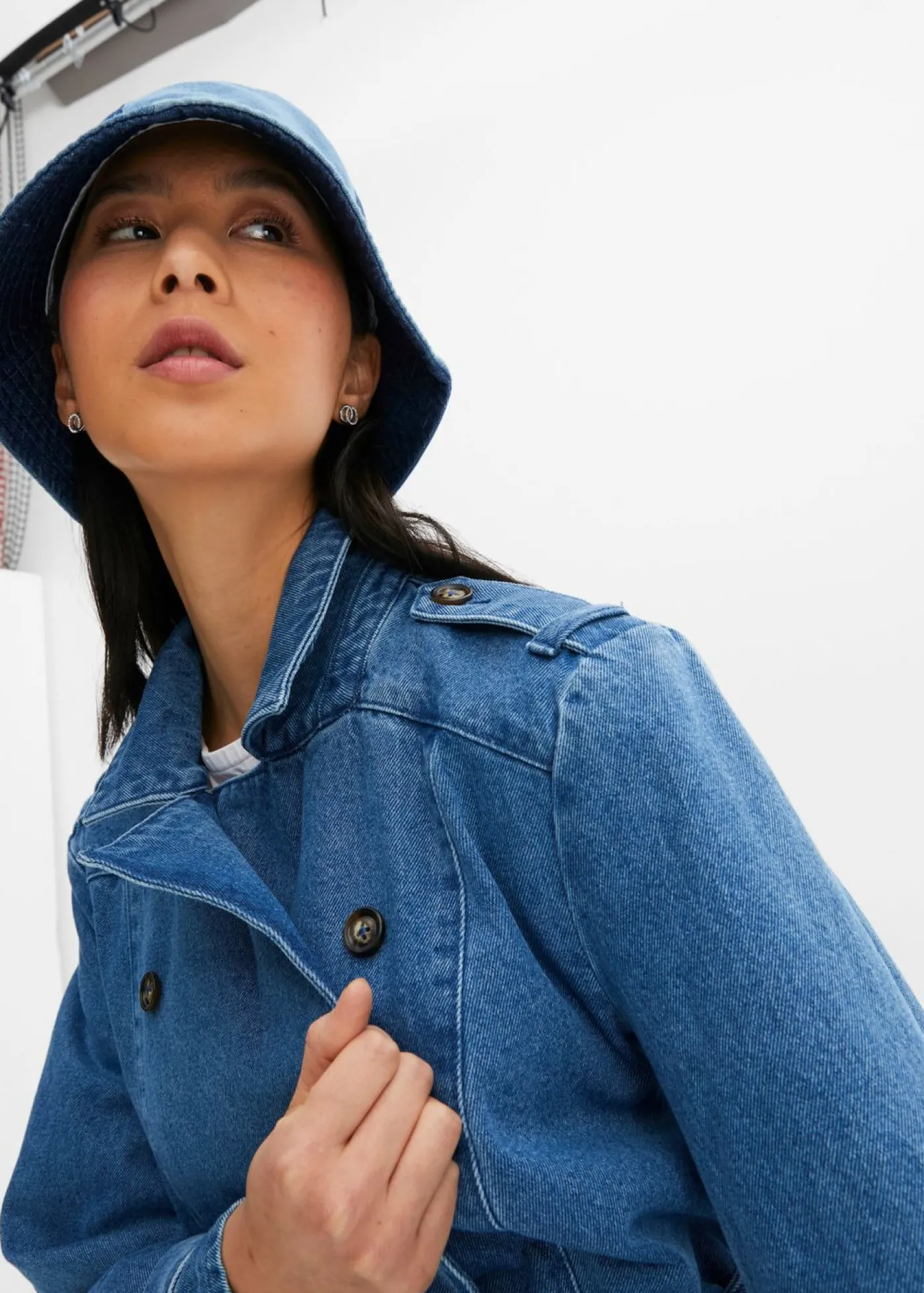 bonprix bonprix Gabardina vaquera Denim medio Online