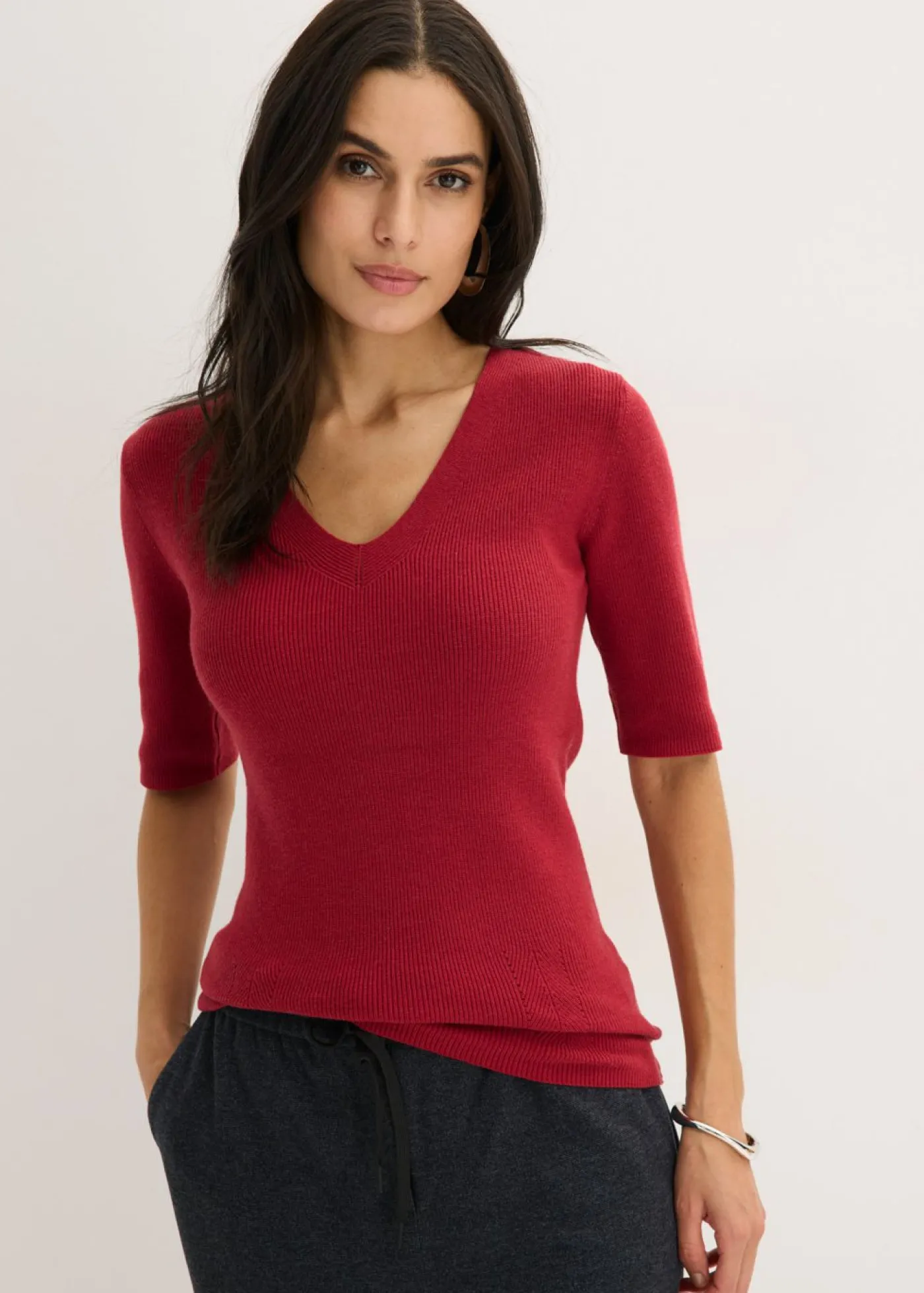 bonprix bonprix Jersey de canalé de manga corta con viscosa Cereza Hot