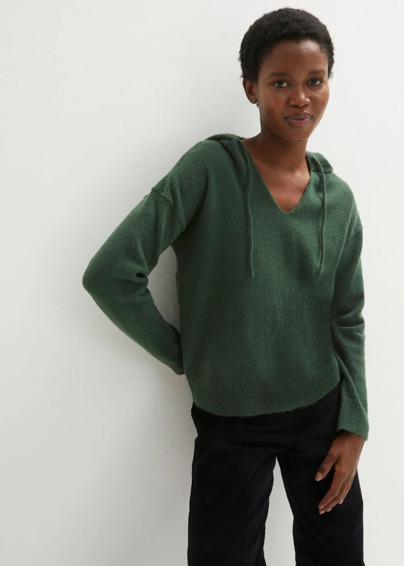 bonprix bonprix Jersey de punto con escote en V y capucha Verde oscuro Outlet