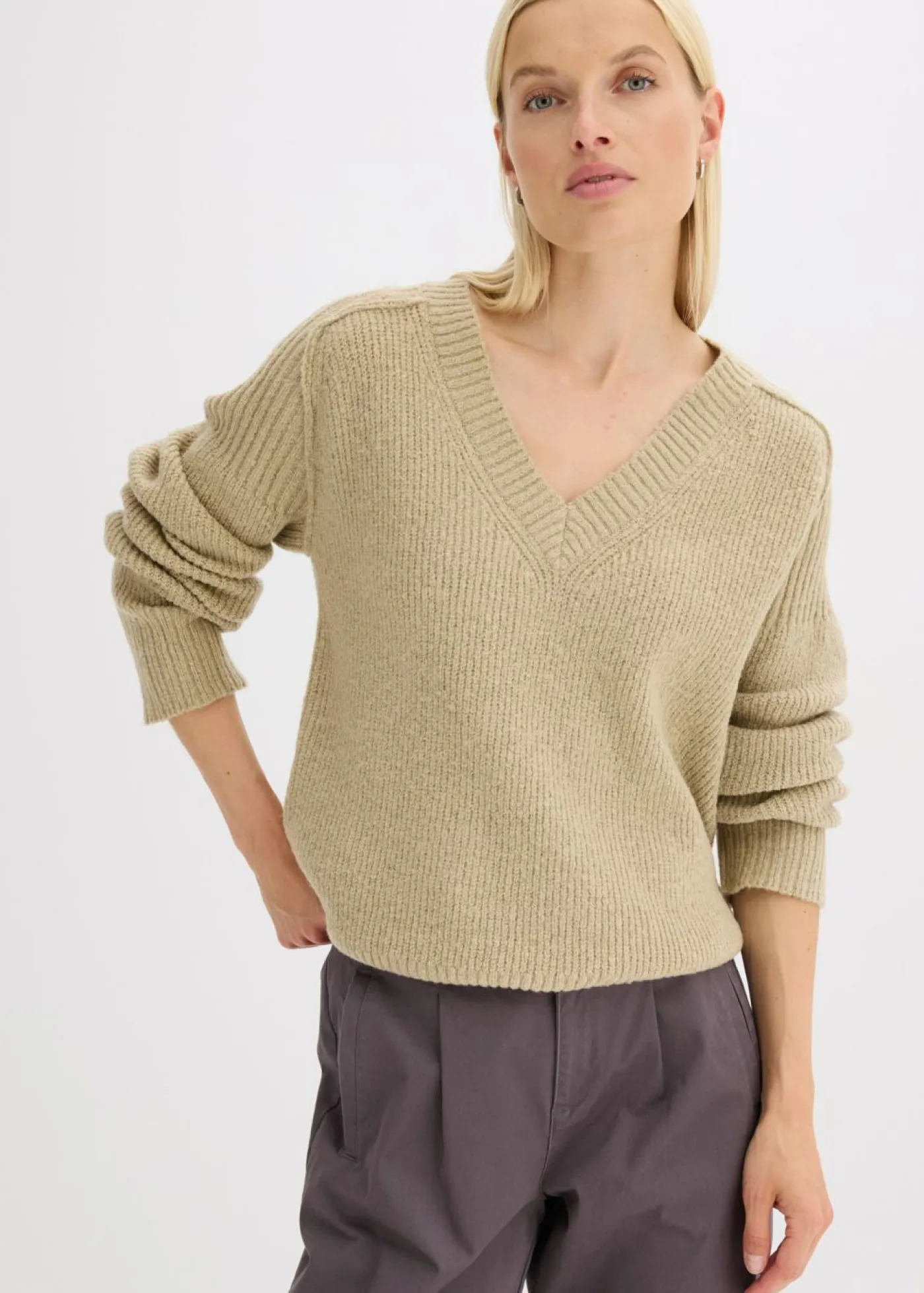bonprix bonprix Jersey holgado con escote en V Verde aceite Online