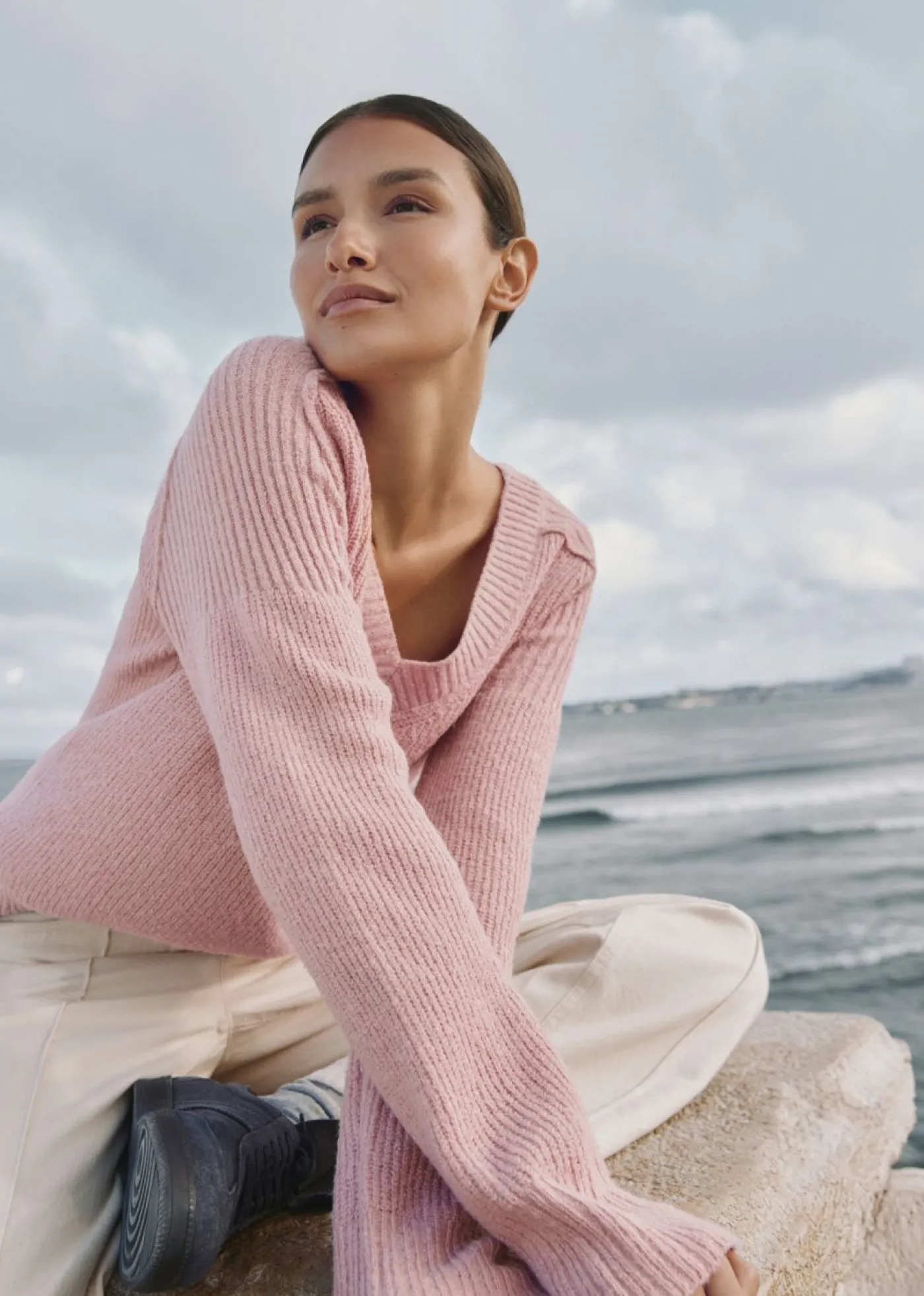 bonprix bonprix Jersey holgado con escote en V Rosa ceniza Online