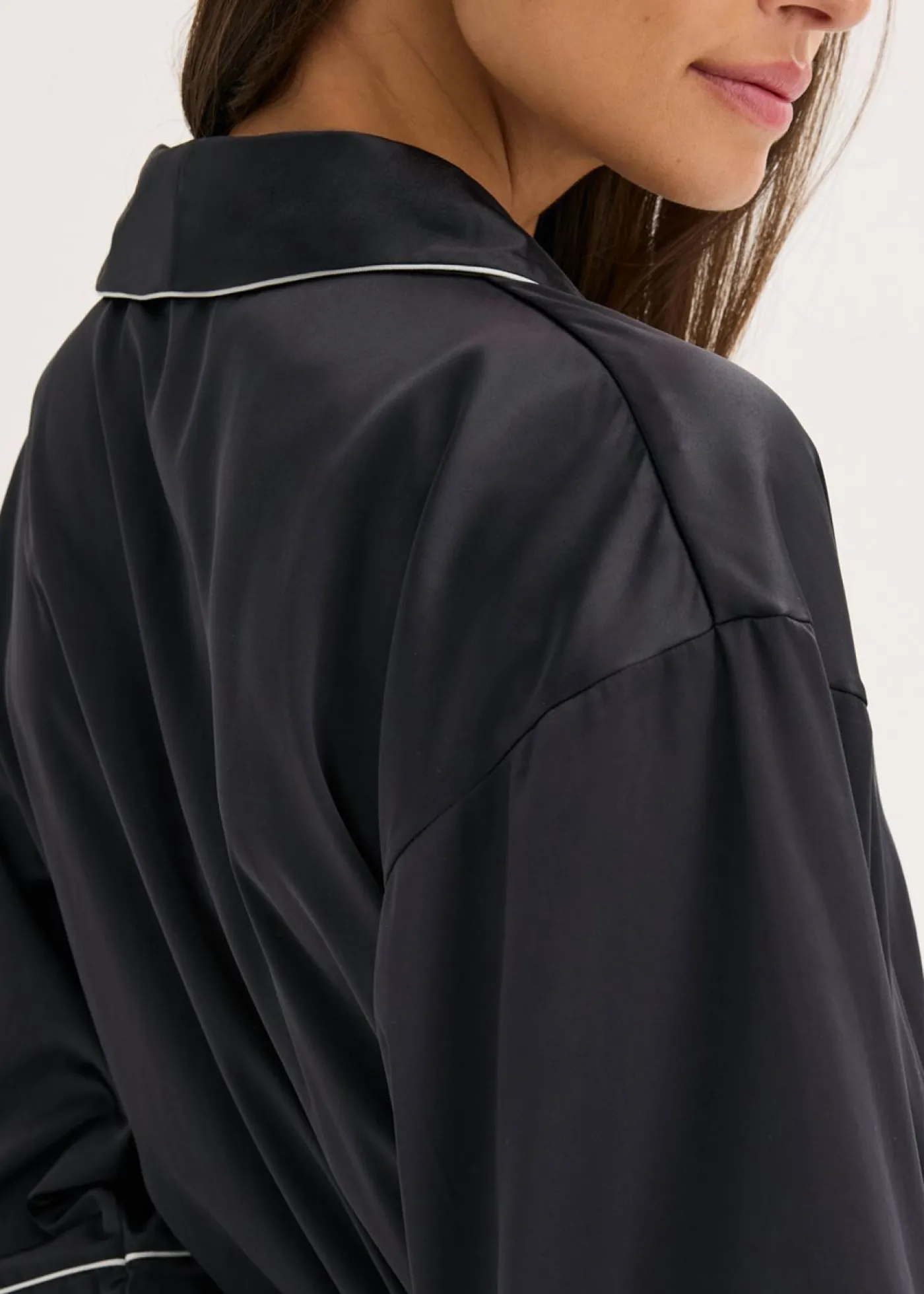 bonprix bonprix Kimono de satén con efecto brillante Negro-blanco lana Discount