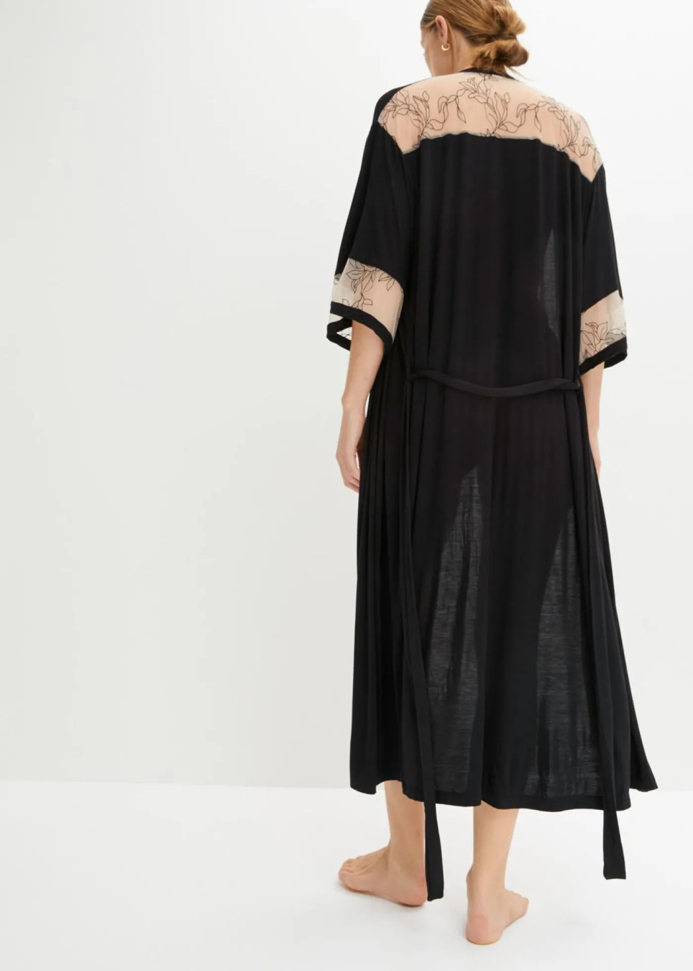 bonprix bonprix Kimono largo de viscosa con bordado Negro + beige tiza Hot