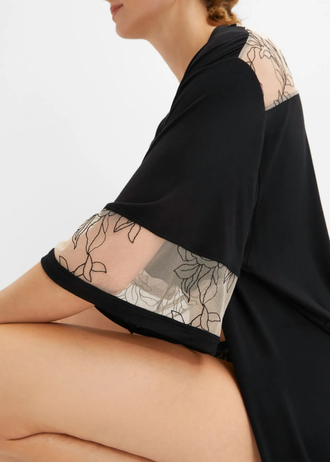 bonprix bonprix Kimono largo de viscosa con bordado Negro + beige tiza Hot