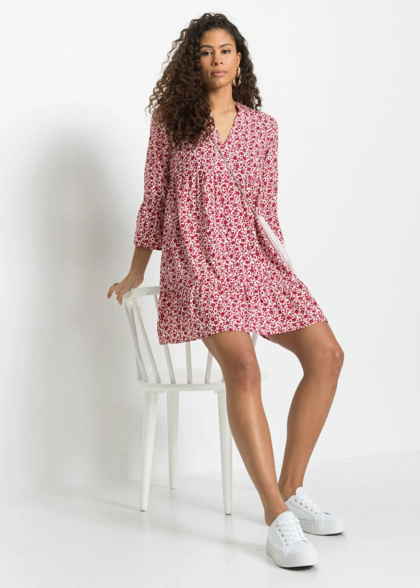 bonprix bonprix Minivestido de viscosa fluida con volantes Blanco-rojo de flores Online