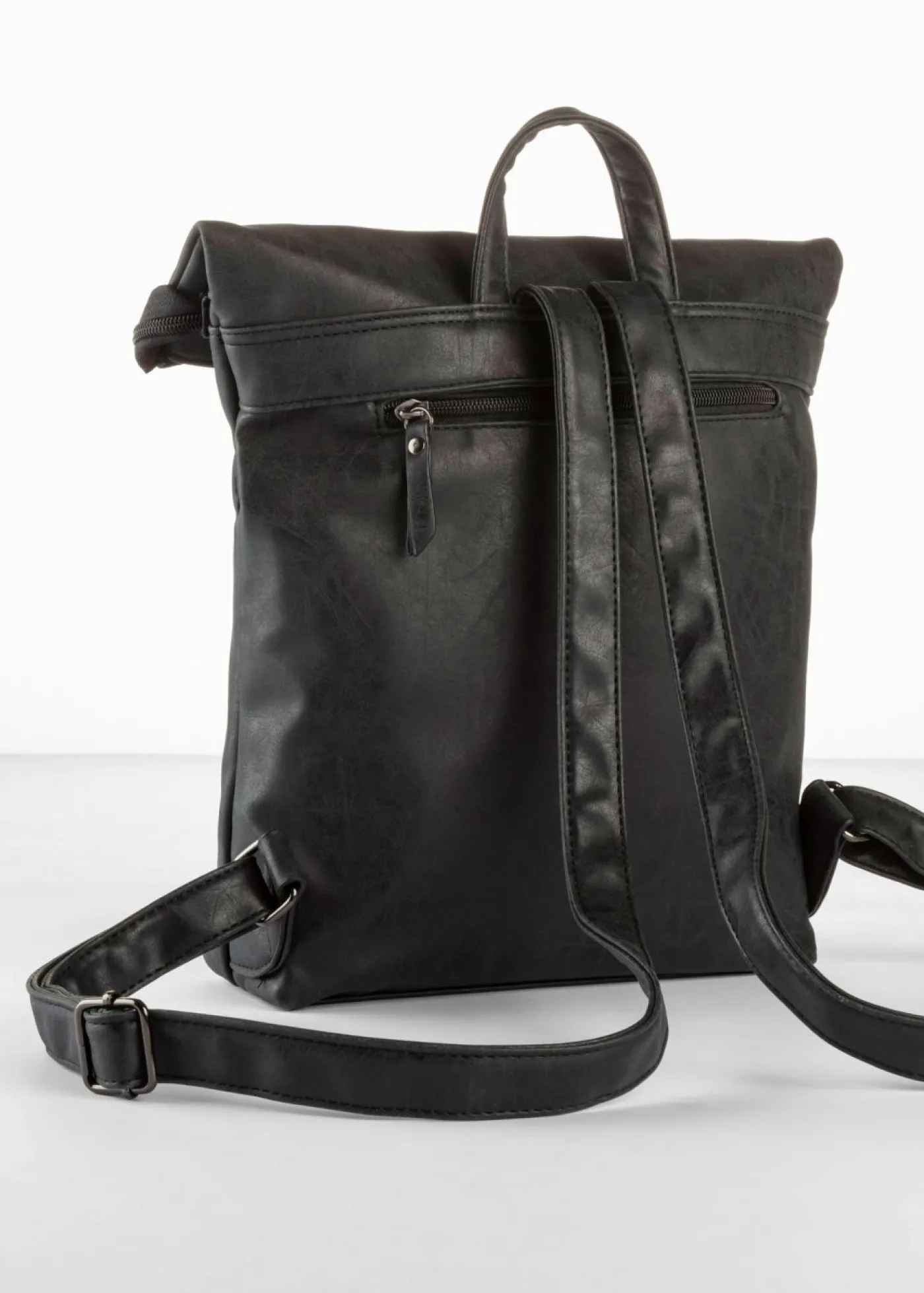 bonprix bpc bonprix collection Mochila con bolsillo exterior y detalle de hebilla Negro Sale