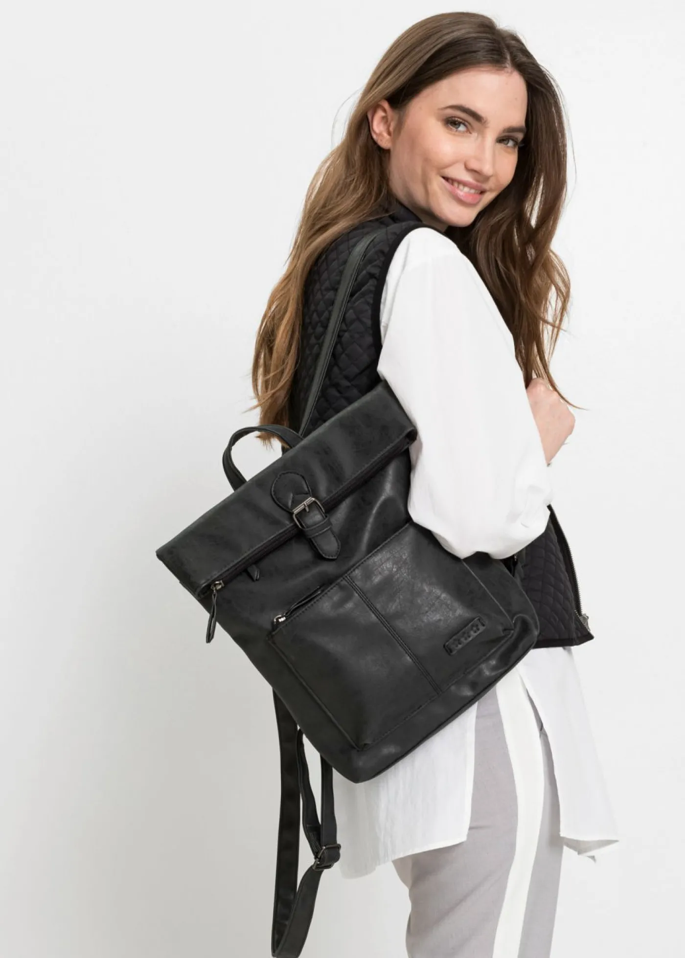 bonprix bpc bonprix collection Mochila con bolsillo exterior y detalle de hebilla Negro Sale