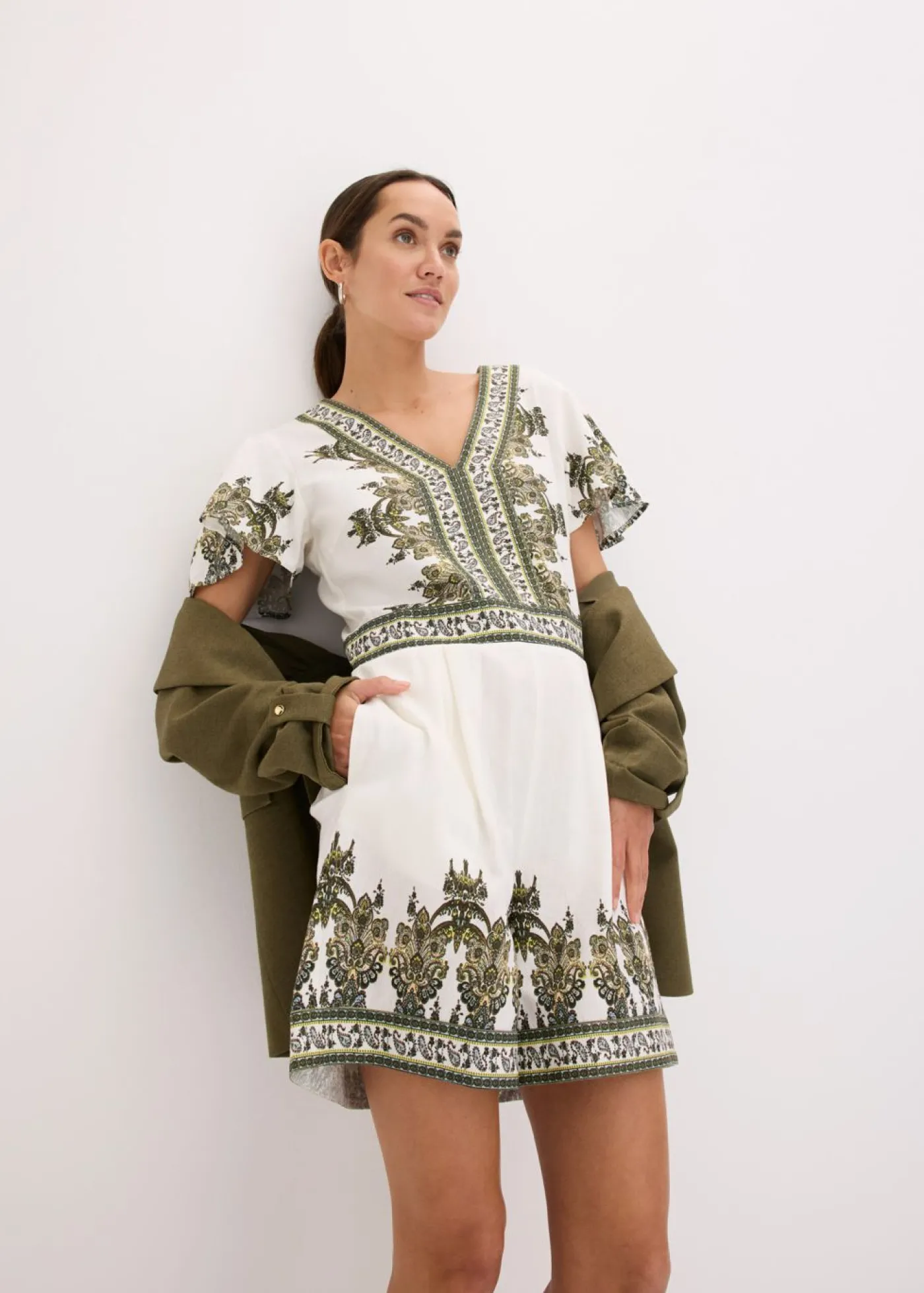 bonprix bonprix Mono con contenido de lino Blanco lana/verde oliva con patrón paisley Online