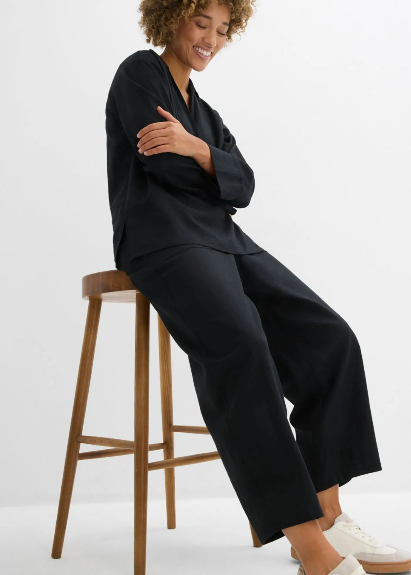 bonprix bonprix Pantalón acampanado de mezcla de lino ligero Negro Hot