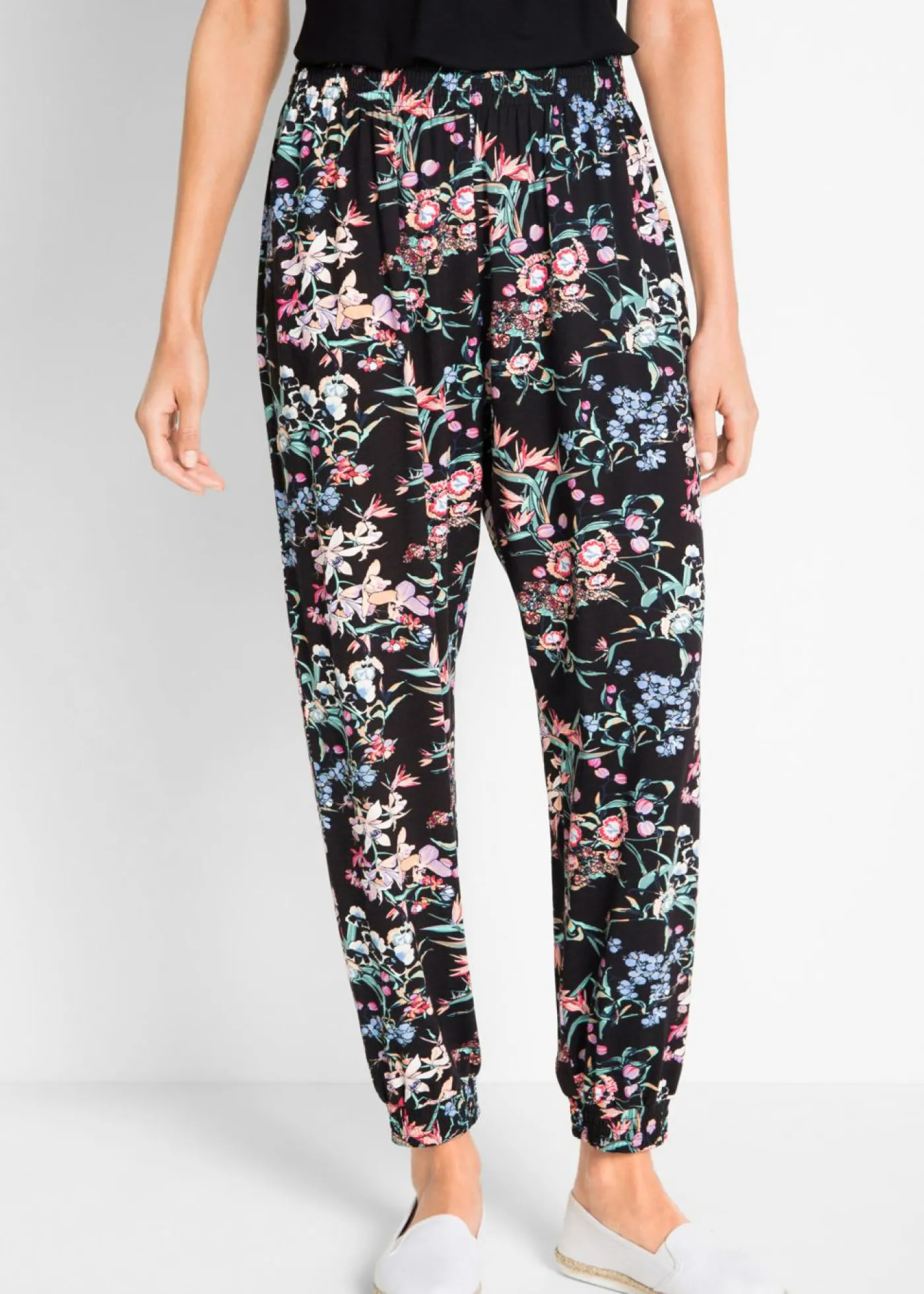 bonprix bonprix Pantalón bombacho de mezcla de viscosa Negro con flores Clearance