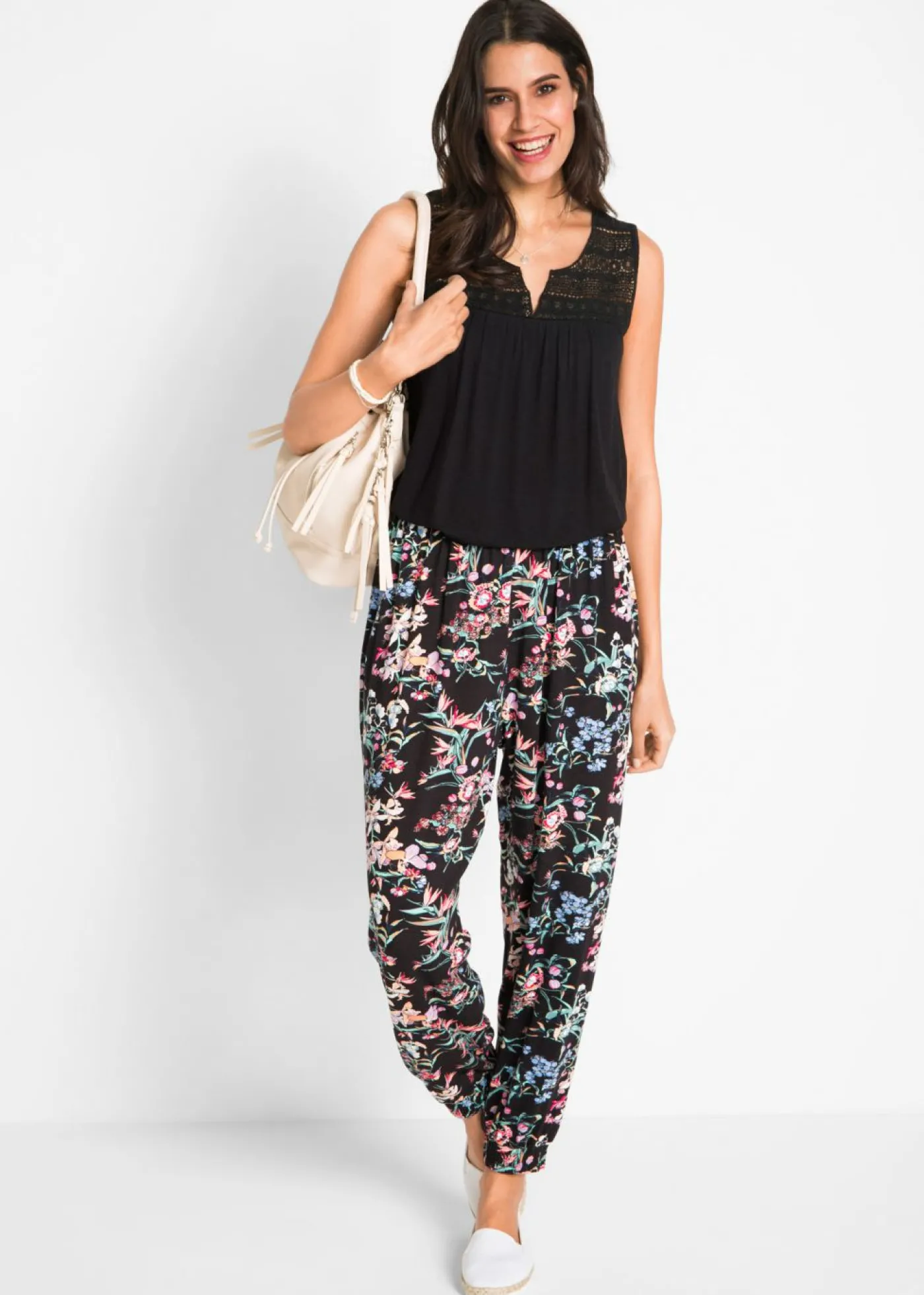 bonprix bonprix Pantalón bombacho de mezcla de viscosa Negro con flores Clearance