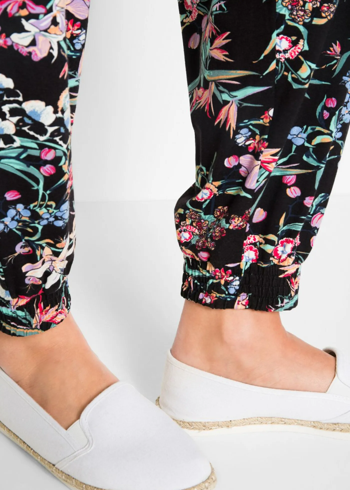 bonprix bonprix Pantalón bombacho de mezcla de viscosa Negro con flores Clearance