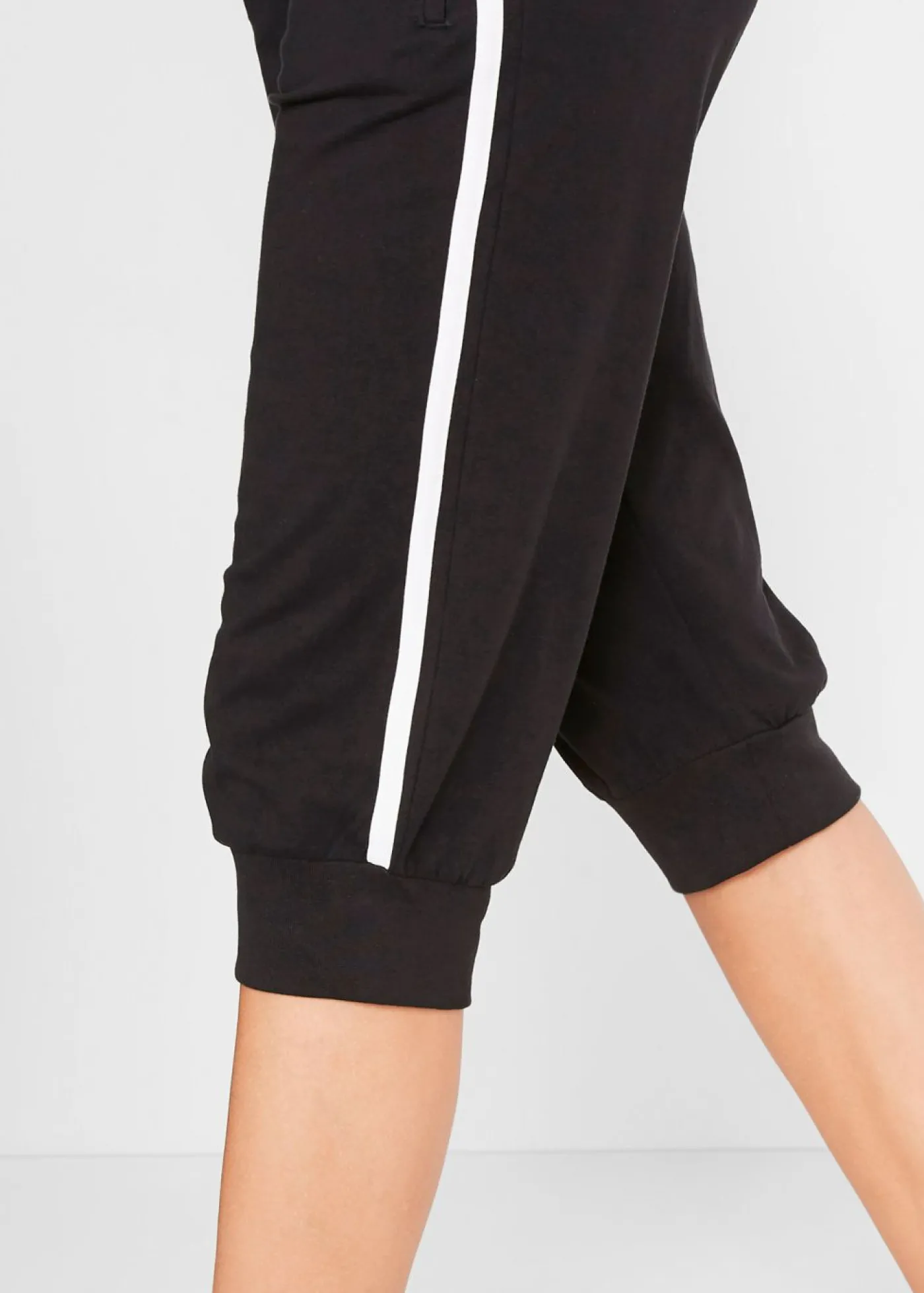 bonprix bonprix Pantalón bombacho elástico y deportivo de largo 3/4 Negro Hot
