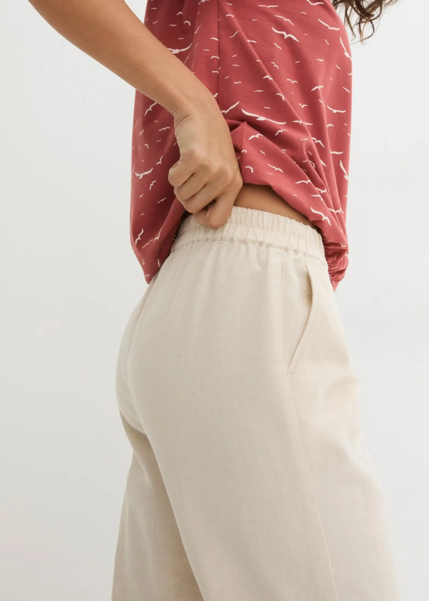 bonprix bonprix Pantalón con corte zanahoria de mezcla de lino y algodón gris guijarro New