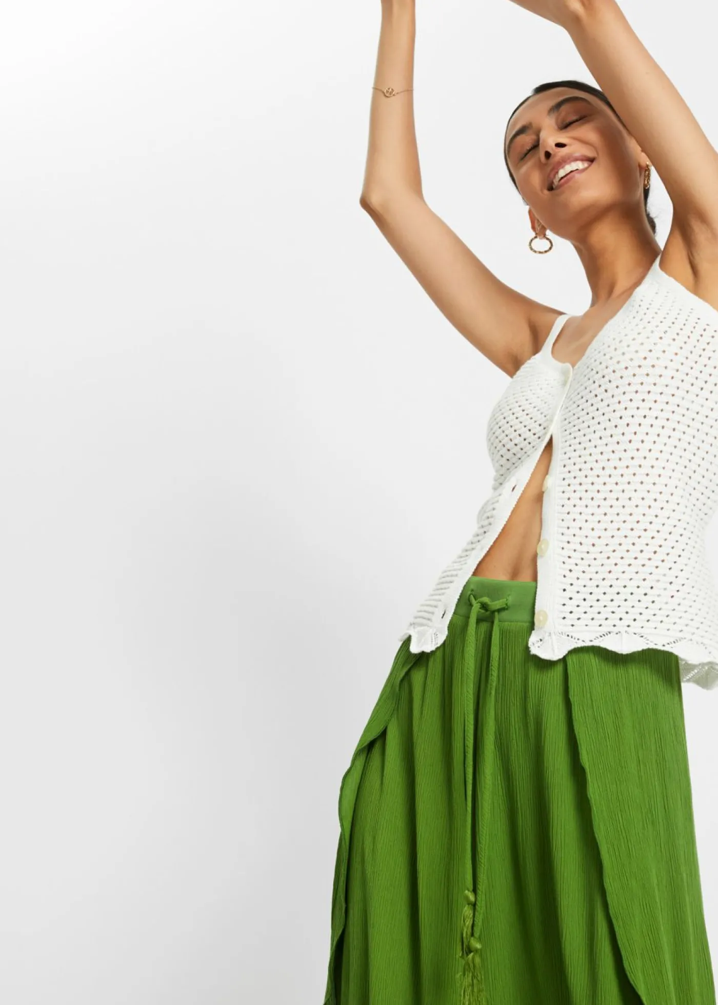 bonprix bonprix Pantalón con efecto arrugado estructurado verde cactus Clearance