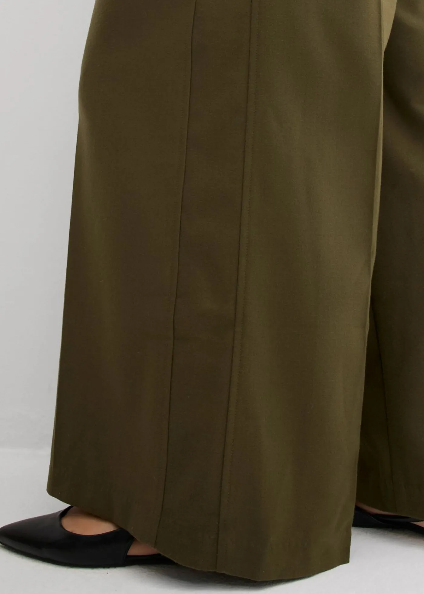 bonprix bonprix Pantalón con hebilla lateral de mezcla de viscosa Verde oliva oscuro Outlet