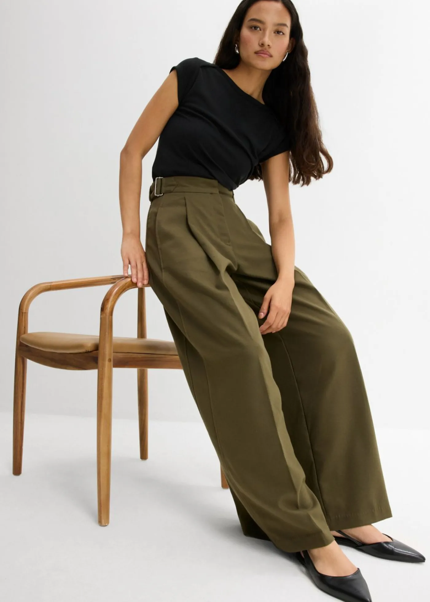 bonprix bonprix Pantalón con hebilla lateral de mezcla de viscosa Verde oliva oscuro Outlet