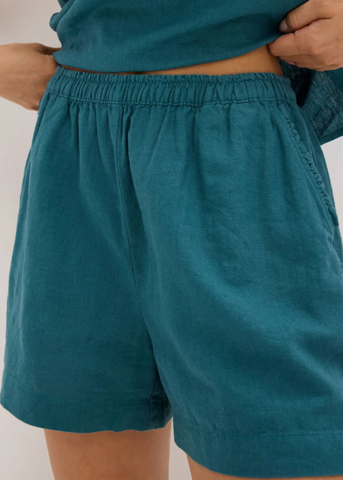 bonprix bonprix Pantalón corto con contenido de lino verde pimiento Sale