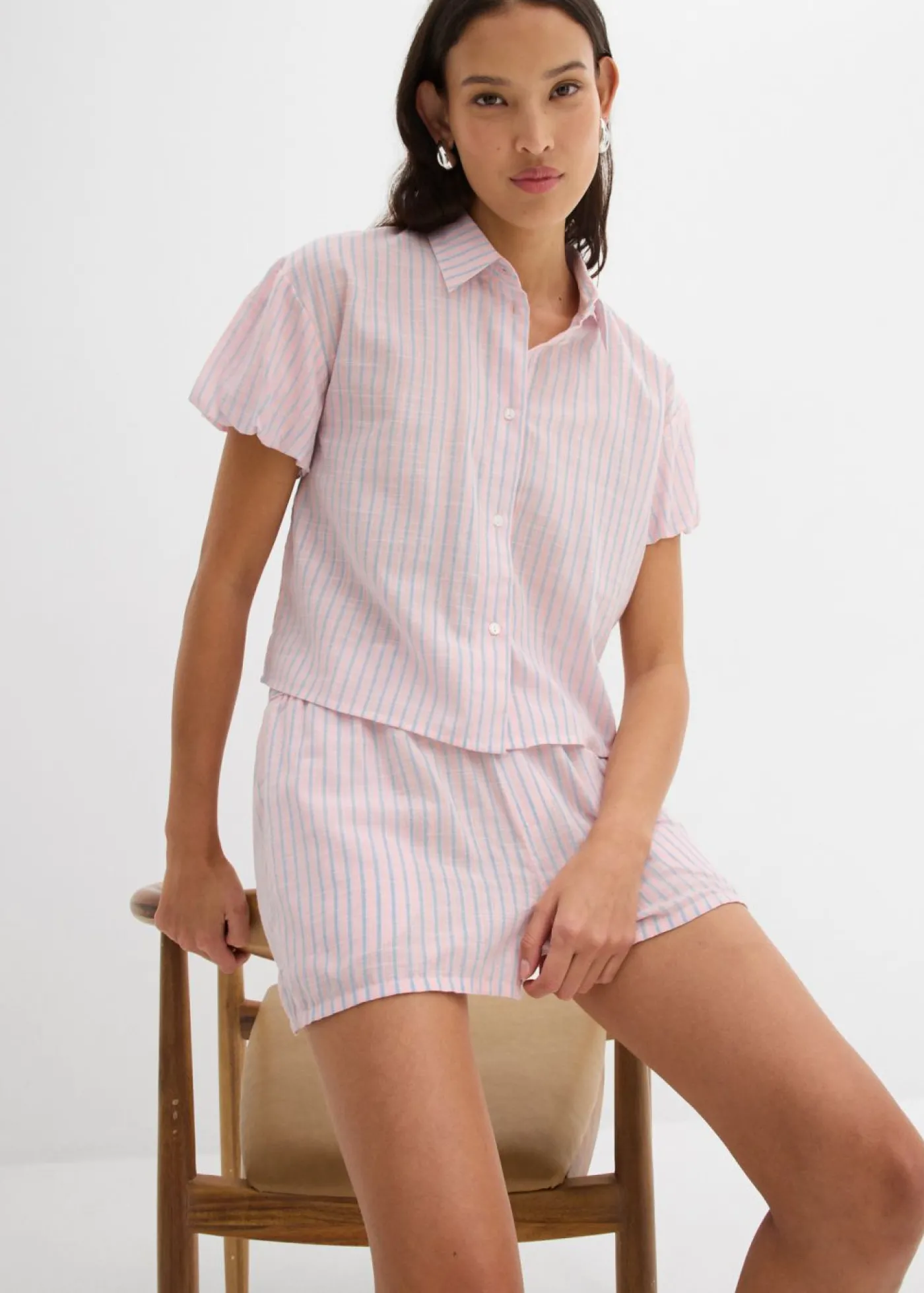 bonprix bonprix Pantalón corto de algodón puro rosa pastel-azul claro con rayas Hot