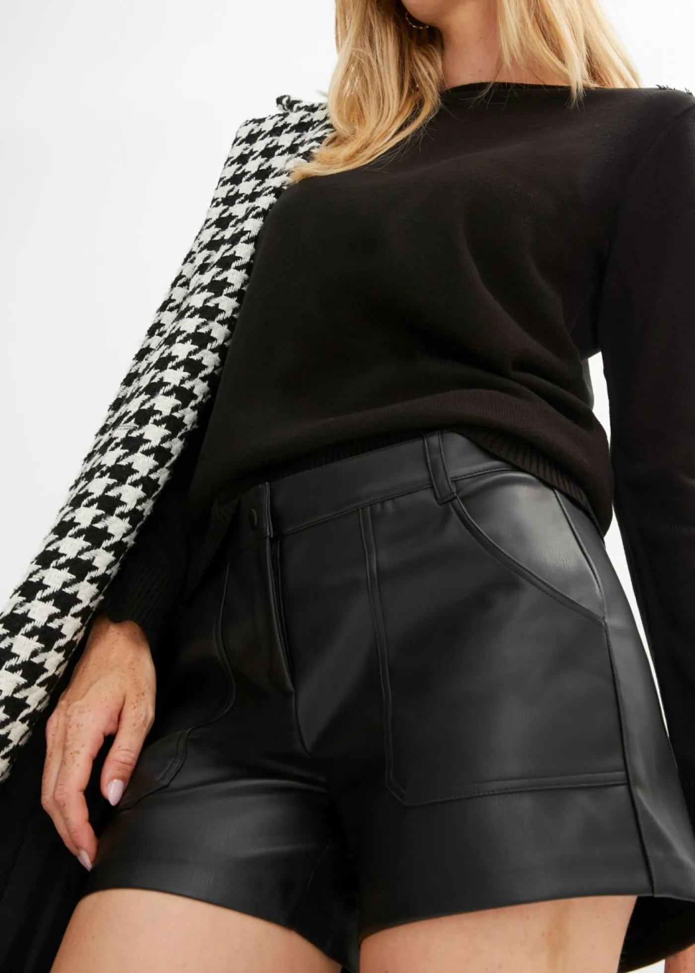 bonprix bonprix Pantalón corto de piel sintética Negro Sale