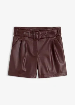 bonprix bonprix Pantalón corto de piel sintética con cinturón rojo burdeos Hot