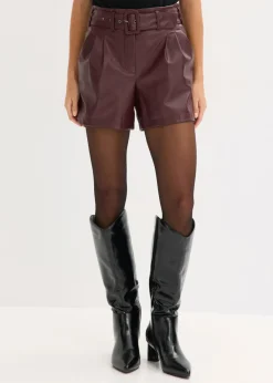 bonprix bonprix Pantalón corto de piel sintética con cinturón rojo burdeos Hot