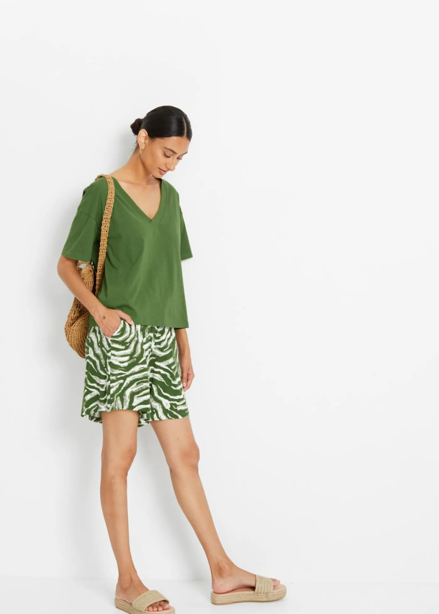 bonprix bonprix Pantalón corto de punto estampado cebra verde cactus/naranja oscuro Sale