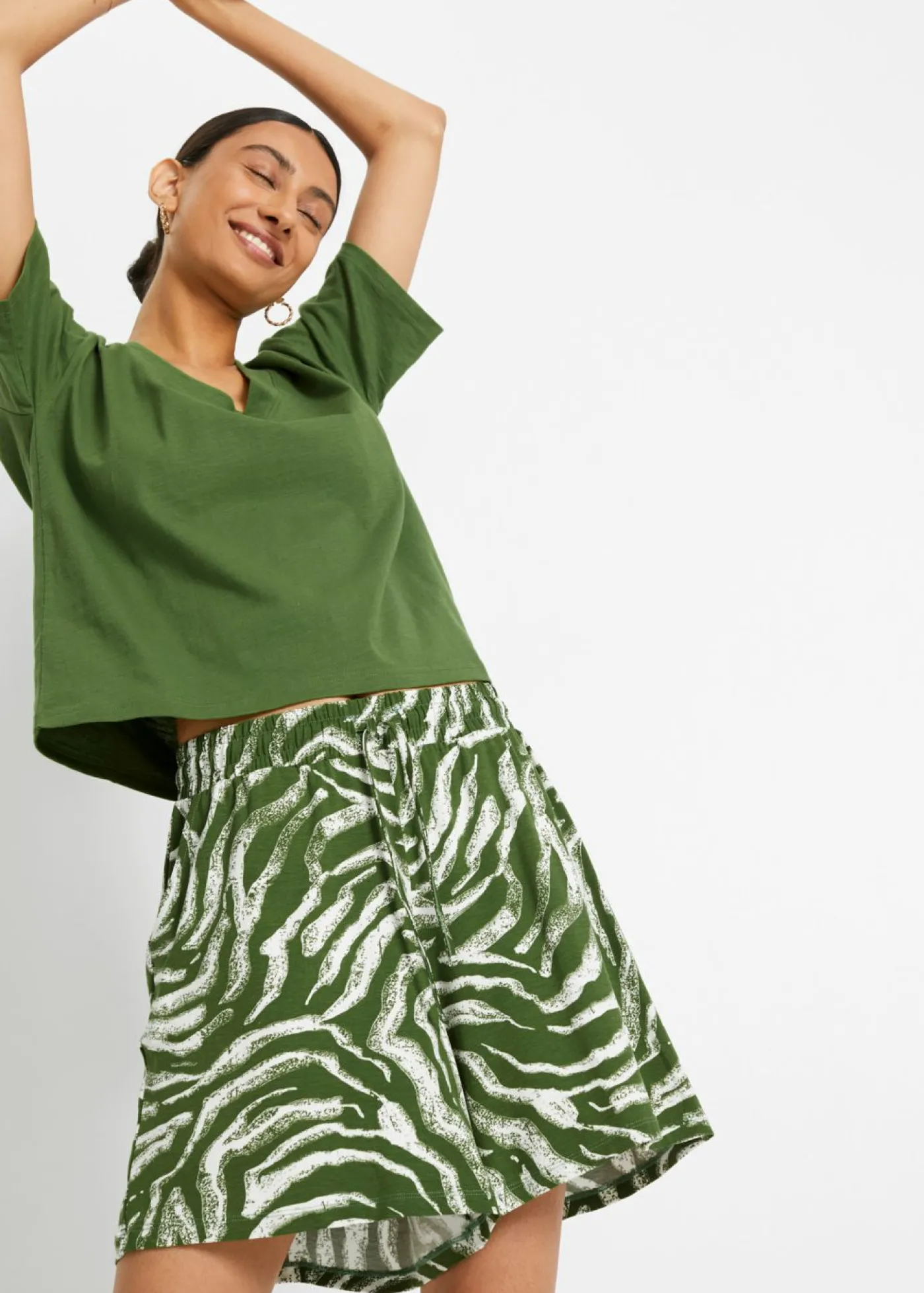bonprix bonprix Pantalón corto de punto estampado cebra verde cactus/naranja oscuro Sale