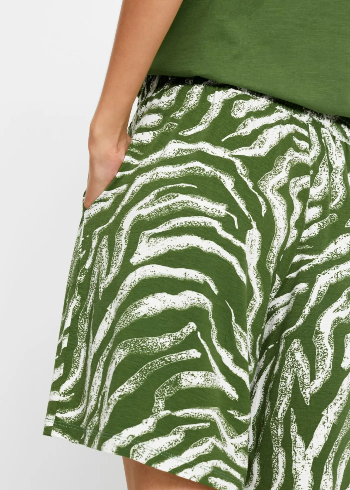 bonprix bonprix Pantalón corto de punto estampado cebra verde cactus/naranja oscuro Sale