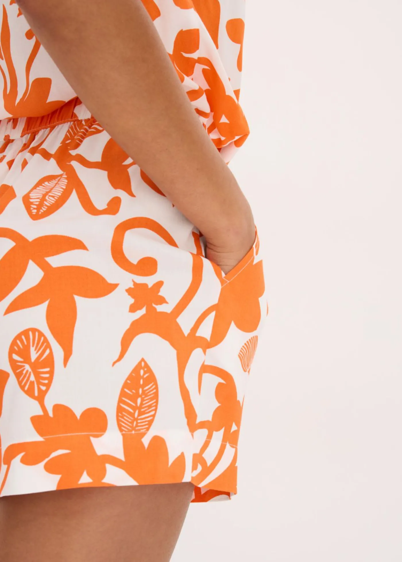 bonprix bonprix Pantalón corto estampado de viscosa fluida blanco lana-mango Sale