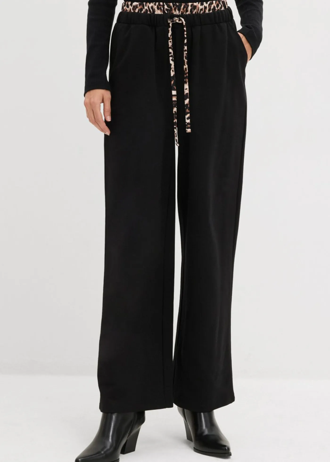 bonprix bonprix Pantalón de chándal ancho con cintura en contraste estampado leo negro Hot
