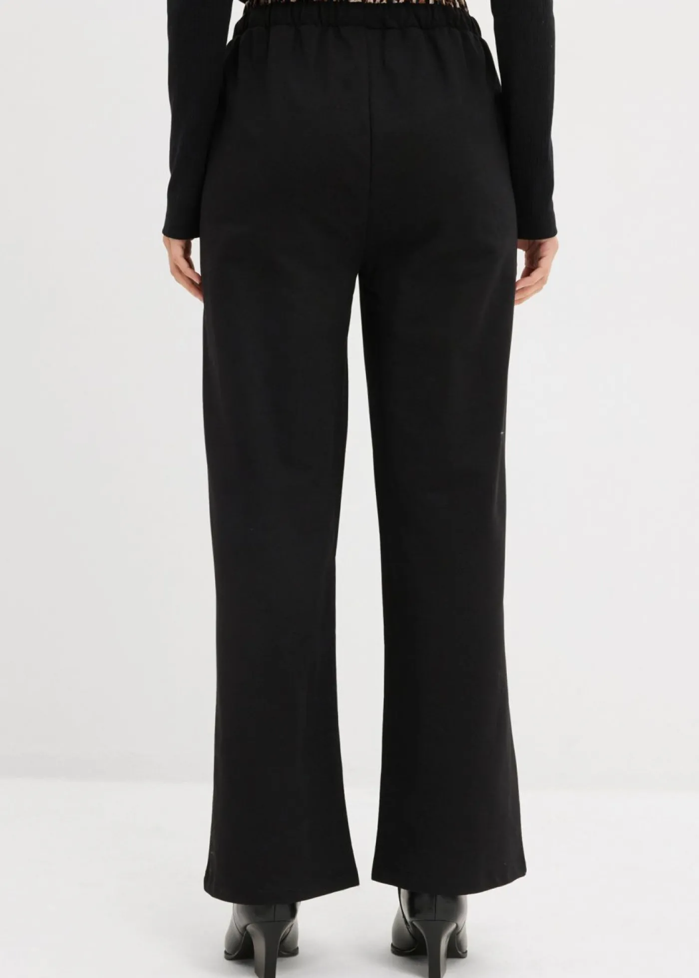 bonprix bonprix Pantalón de chándal ancho con cintura en contraste estampado leo negro Hot