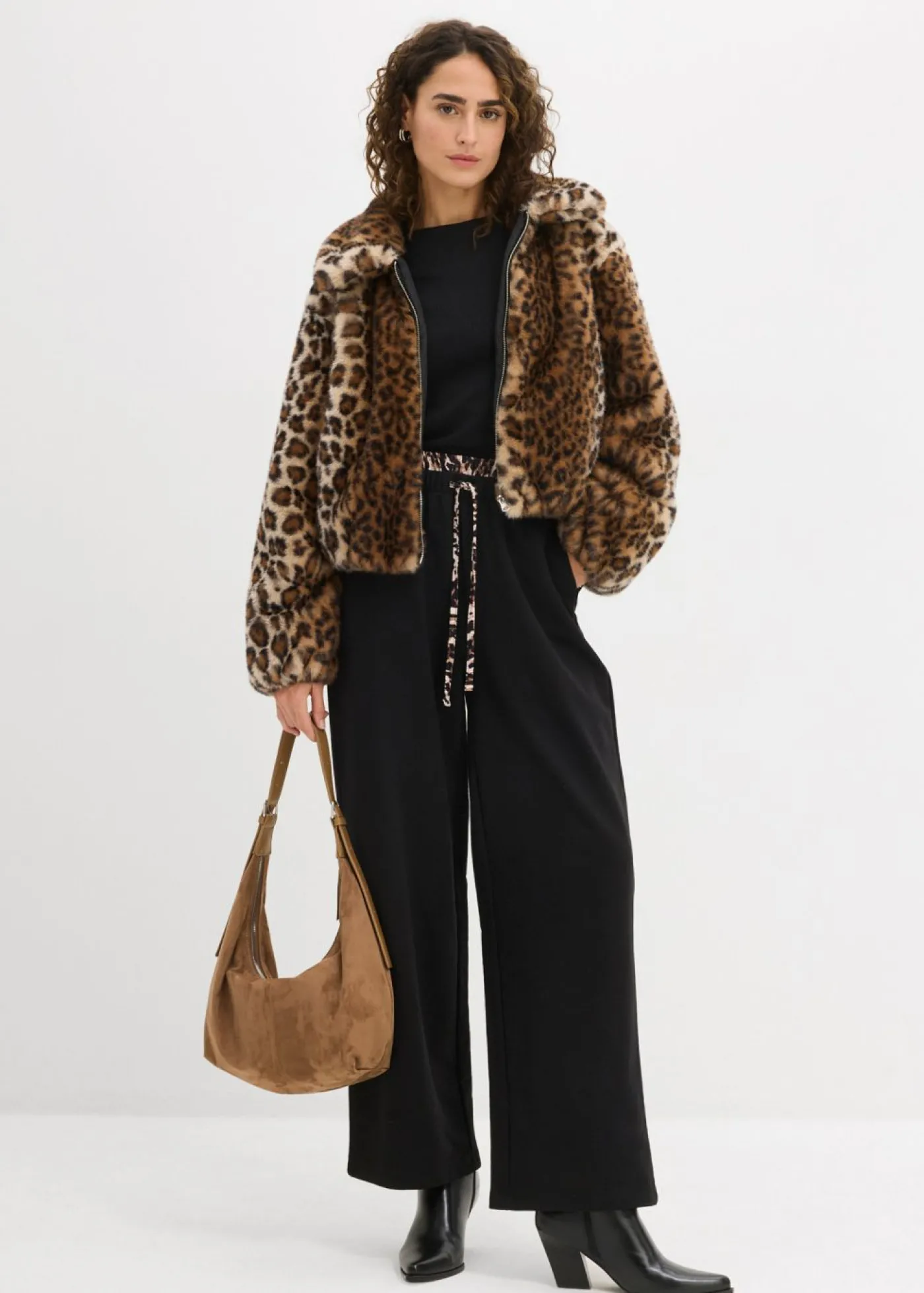 bonprix bonprix Pantalón de chándal ancho con cintura en contraste estampado leo negro Hot