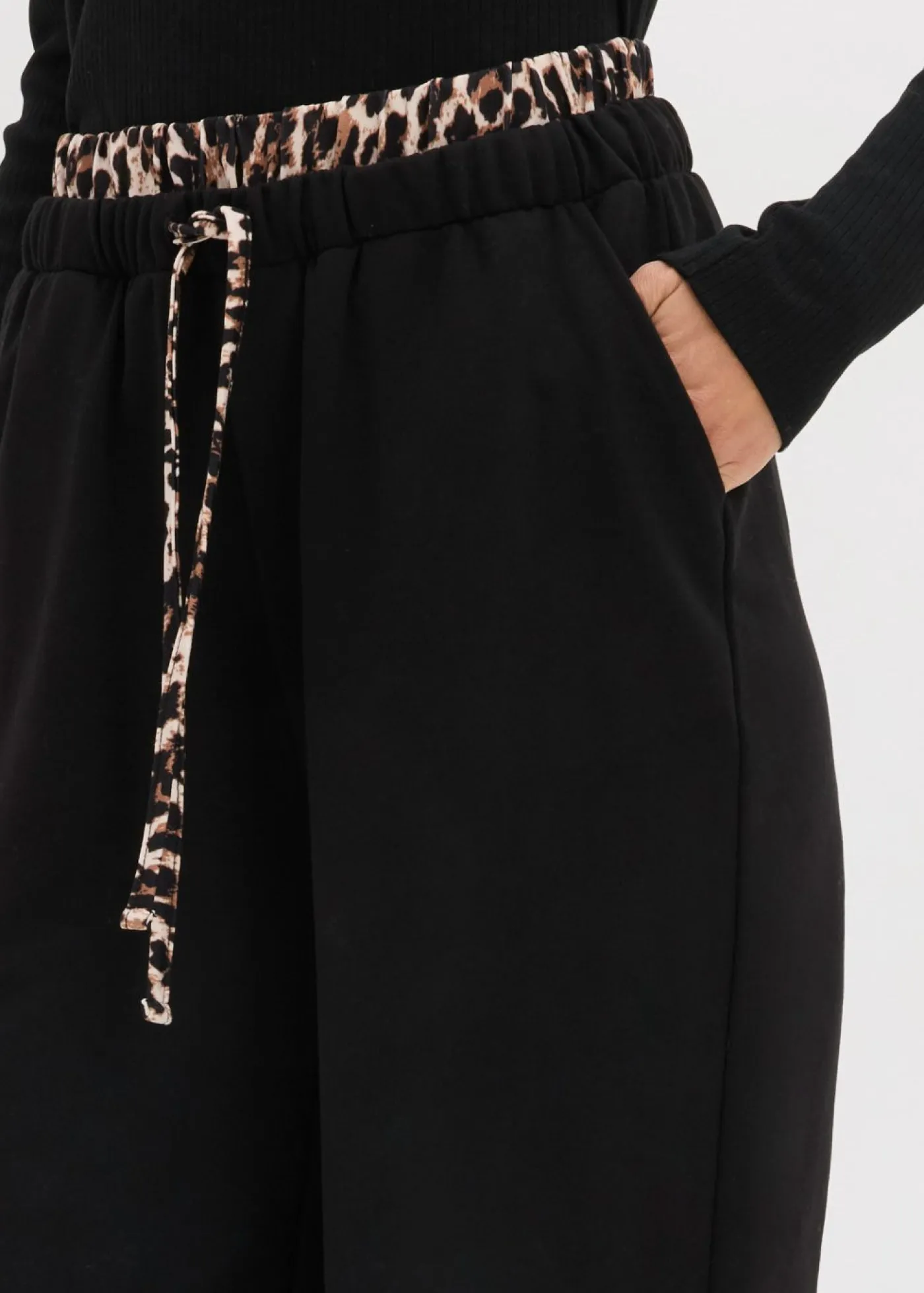 bonprix bonprix Pantalón de chándal ancho con cintura en contraste estampado leo negro Hot