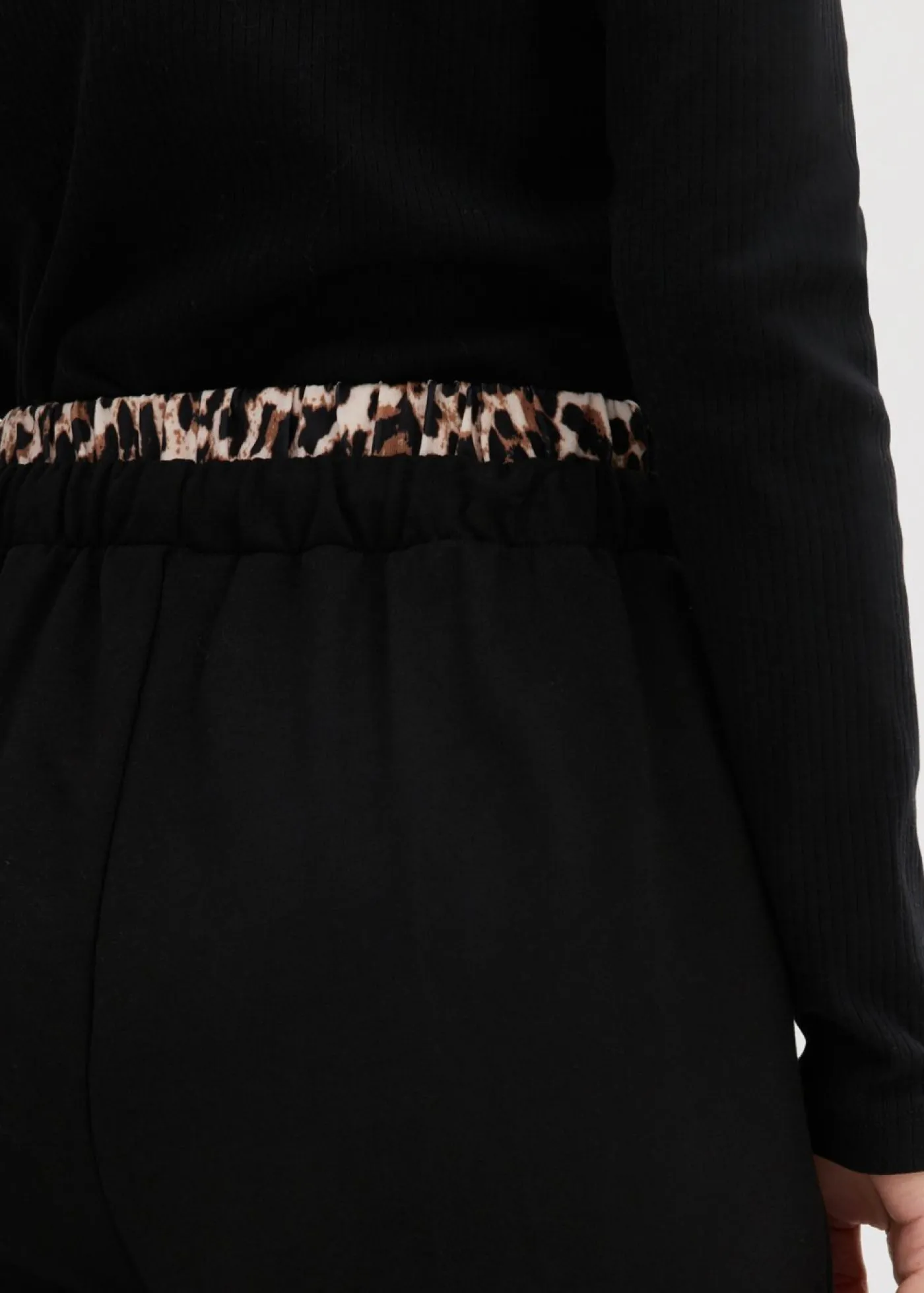 bonprix bonprix Pantalón de chándal ancho con cintura en contraste estampado leo negro Hot