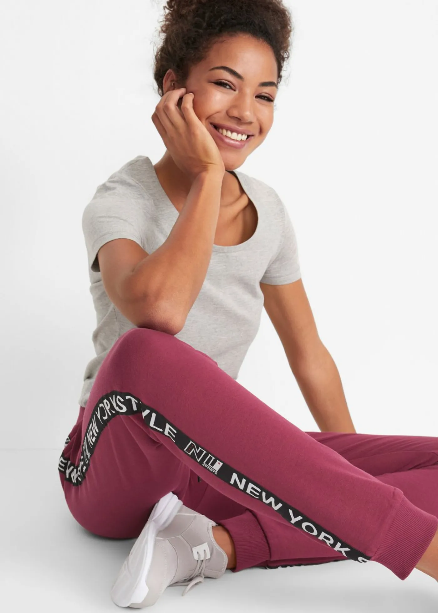 bonprix bonprix Pantalón de chándal con estampado Rojo azalea Clearance