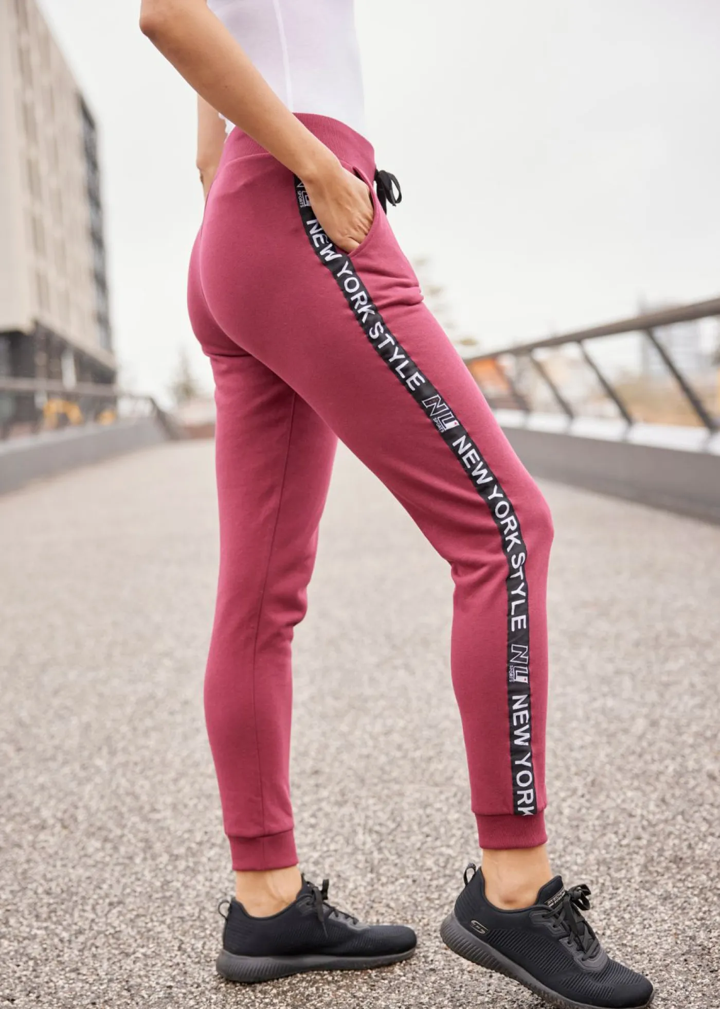 bonprix bonprix Pantalón de chándal con estampado Rojo azalea Clearance
