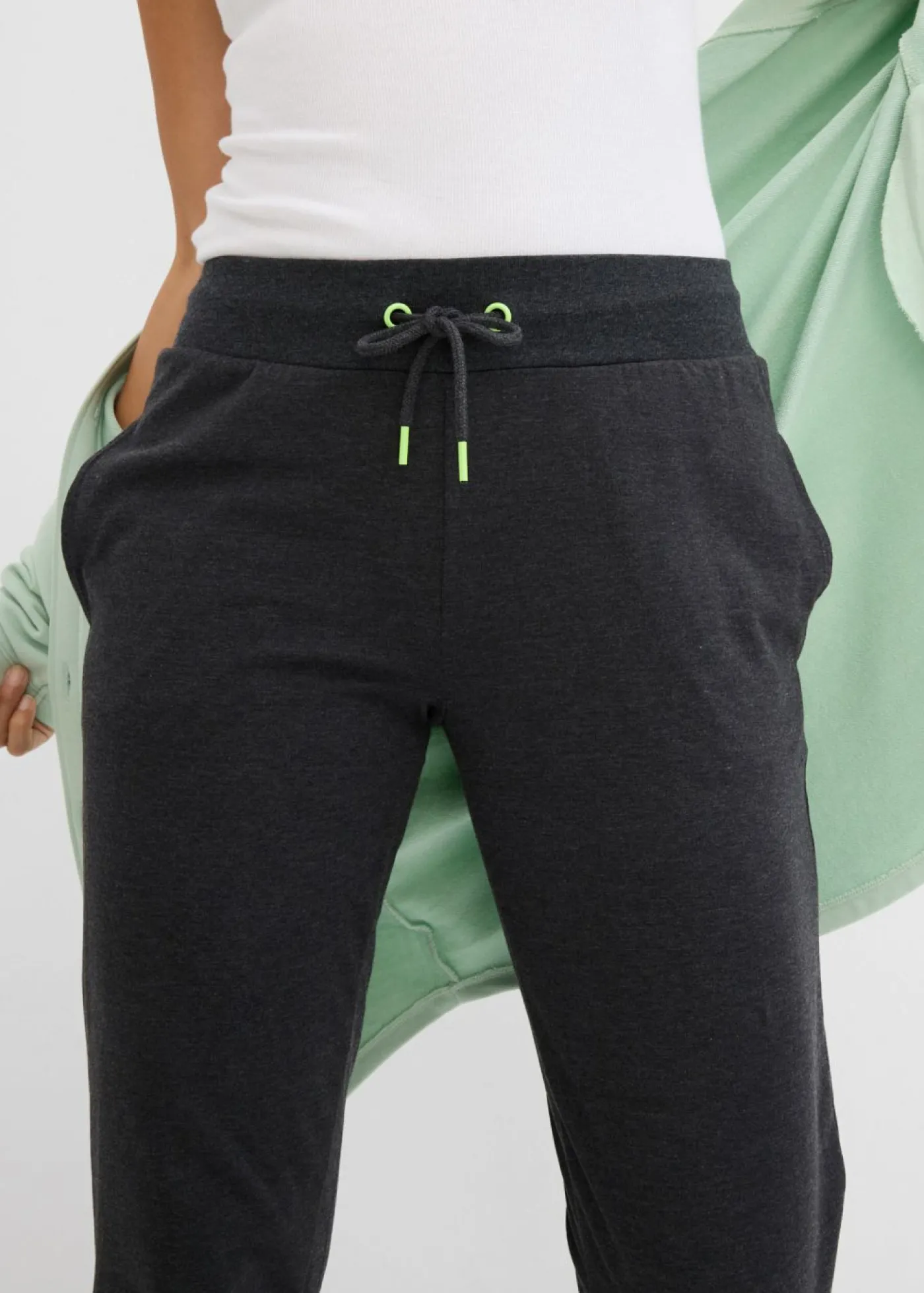 bonprix bonprix Pantalón de chándal con puños negro amarillo neón moteado