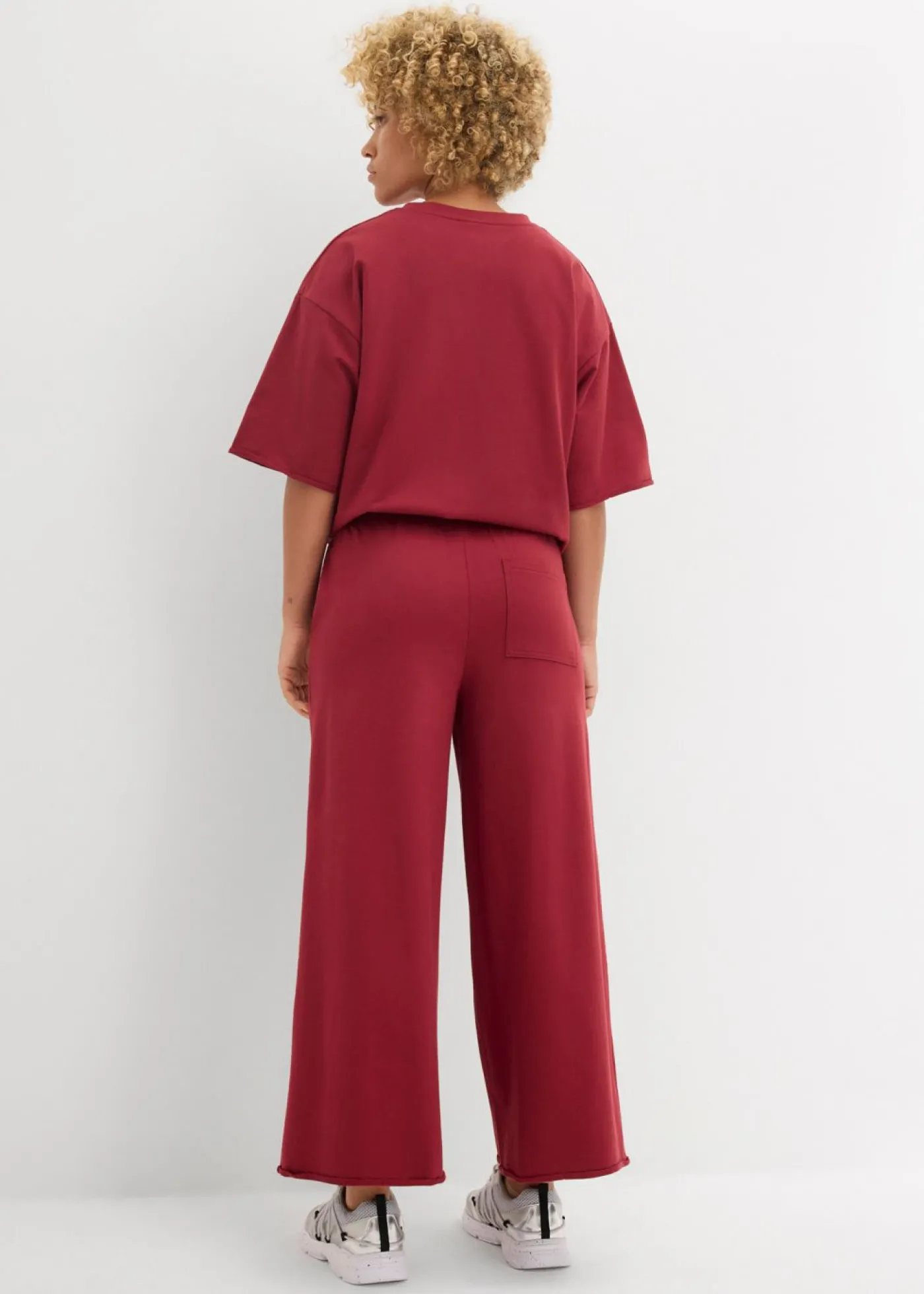 bonprix bonprix Pantalón de chándal de algodón orgánico con largo capri Ciruela Outlet