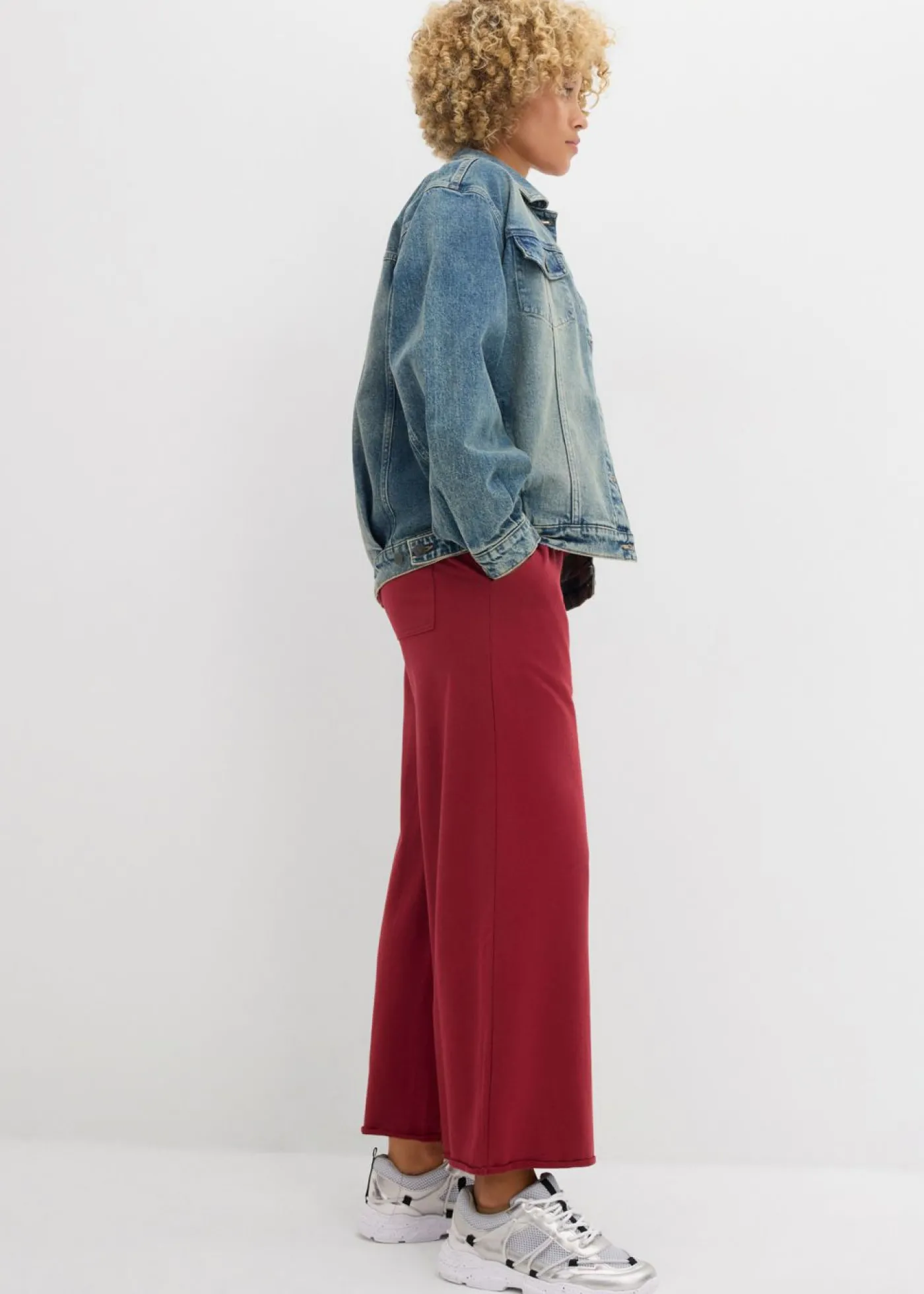 bonprix bonprix Pantalón de chándal de algodón orgánico con largo capri Ciruela Outlet