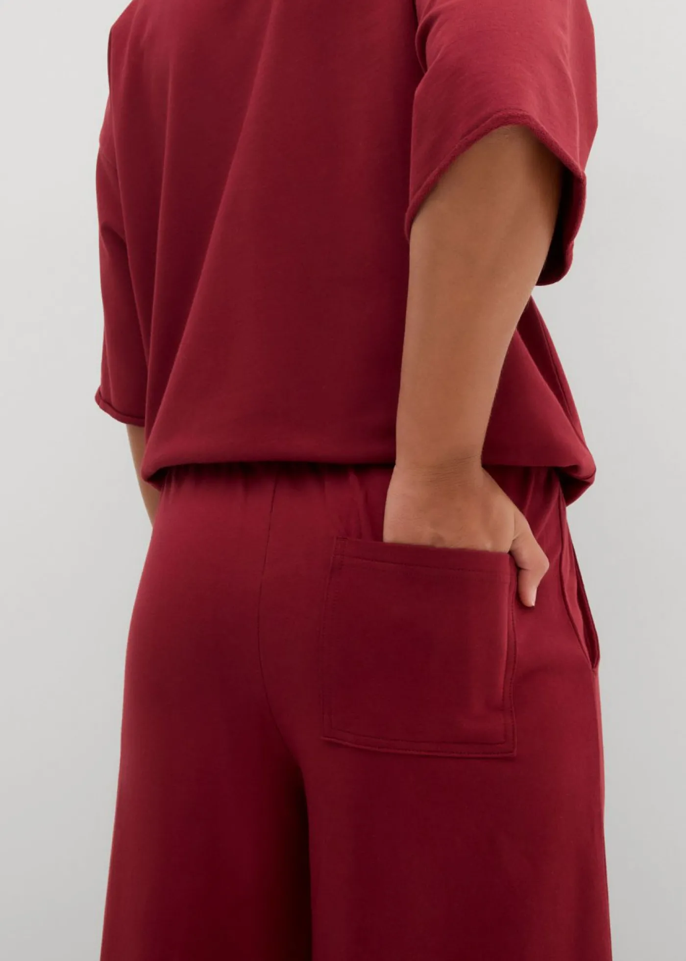 bonprix bonprix Pantalón de chándal de algodón orgánico con largo capri Ciruela Outlet