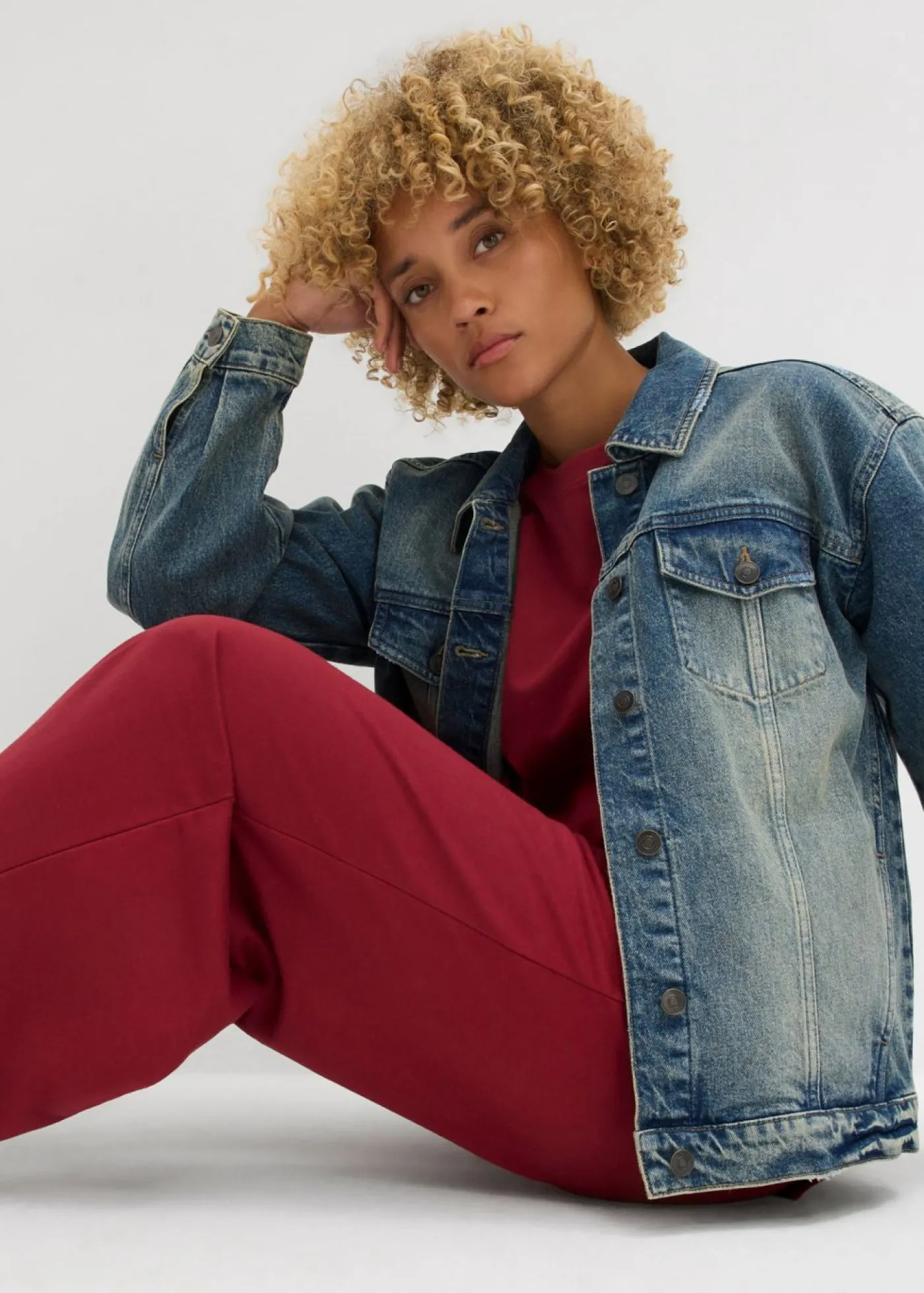 bonprix bonprix Pantalón de chándal de algodón orgánico con largo capri Ciruela Outlet