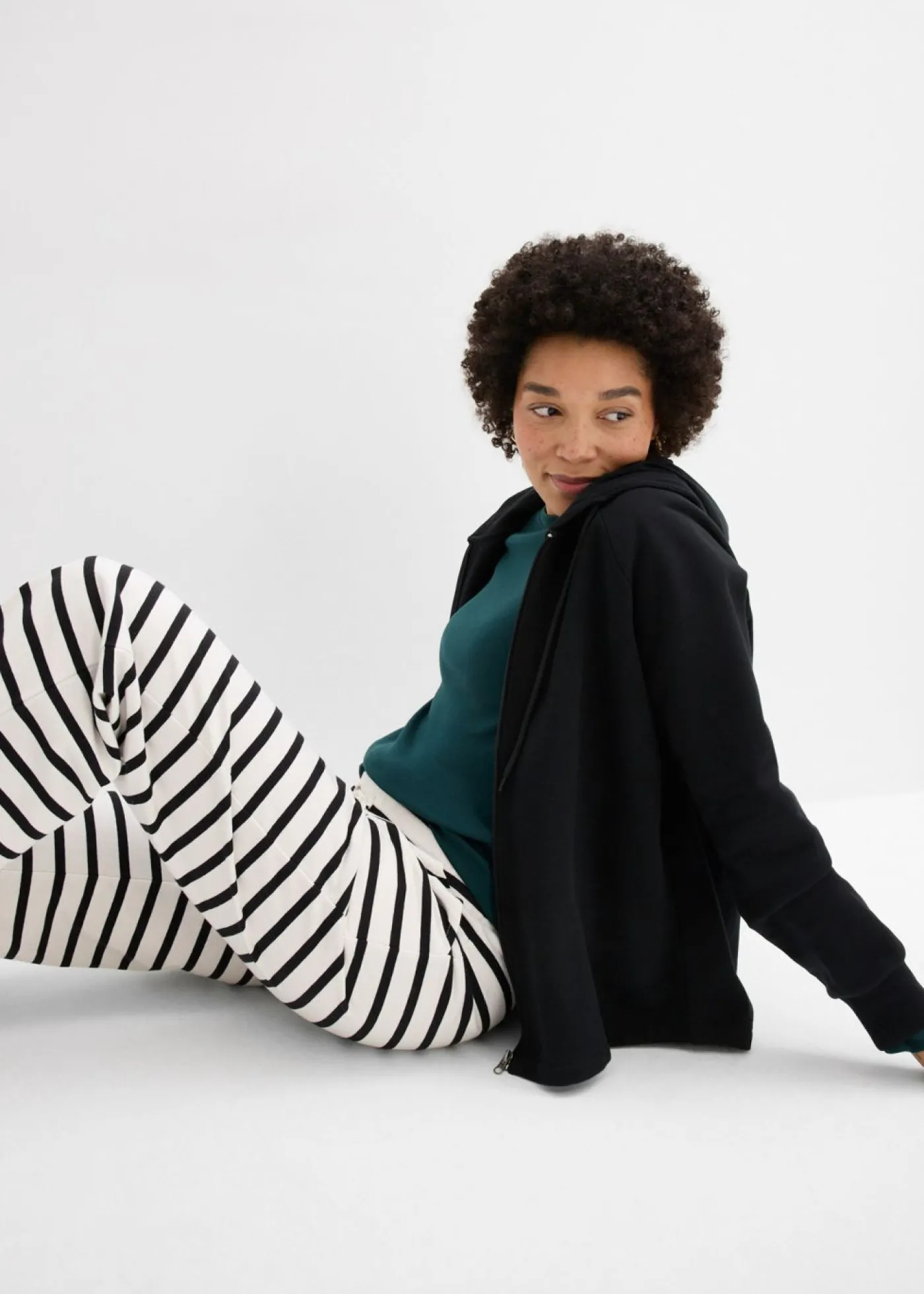 bonprix bonprix Pantalón de chándal de algodón ecológico puro negro-blanco lana con rayas Online