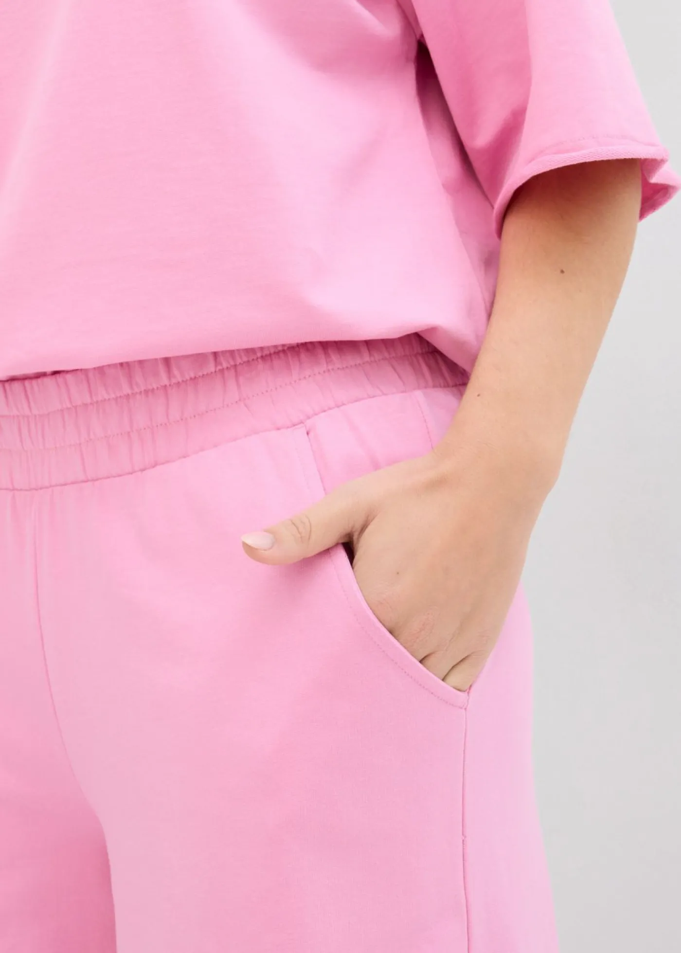 bonprix bonprix Pantalón de chándal de algodón orgánico con largo capri rosa orquídea Hot