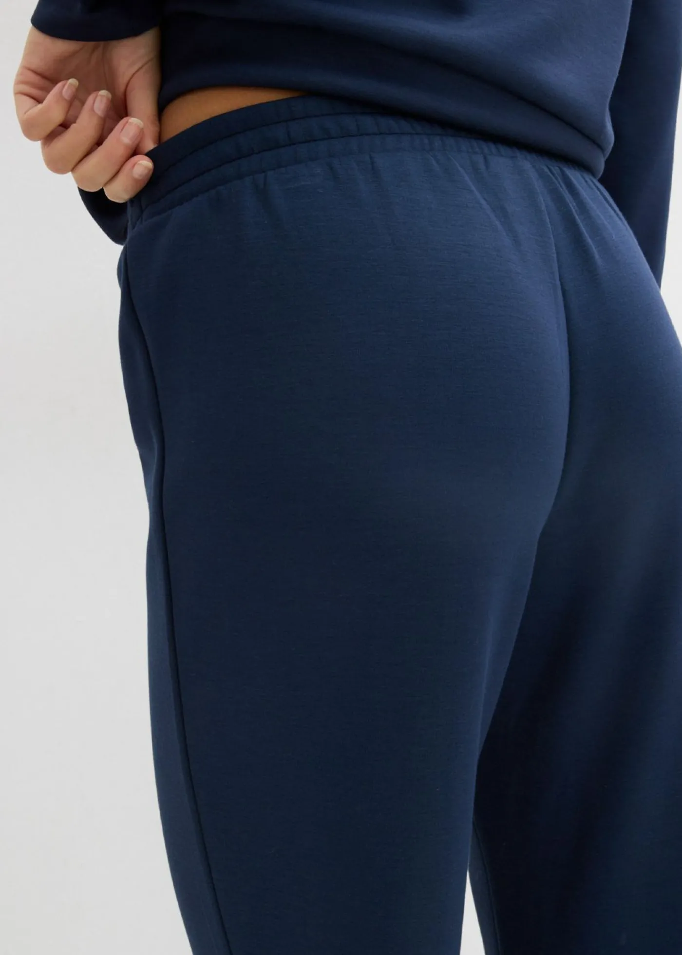 bonprix bonprix Pantalón de chándal de mezcla de viscosa suave Azul marino