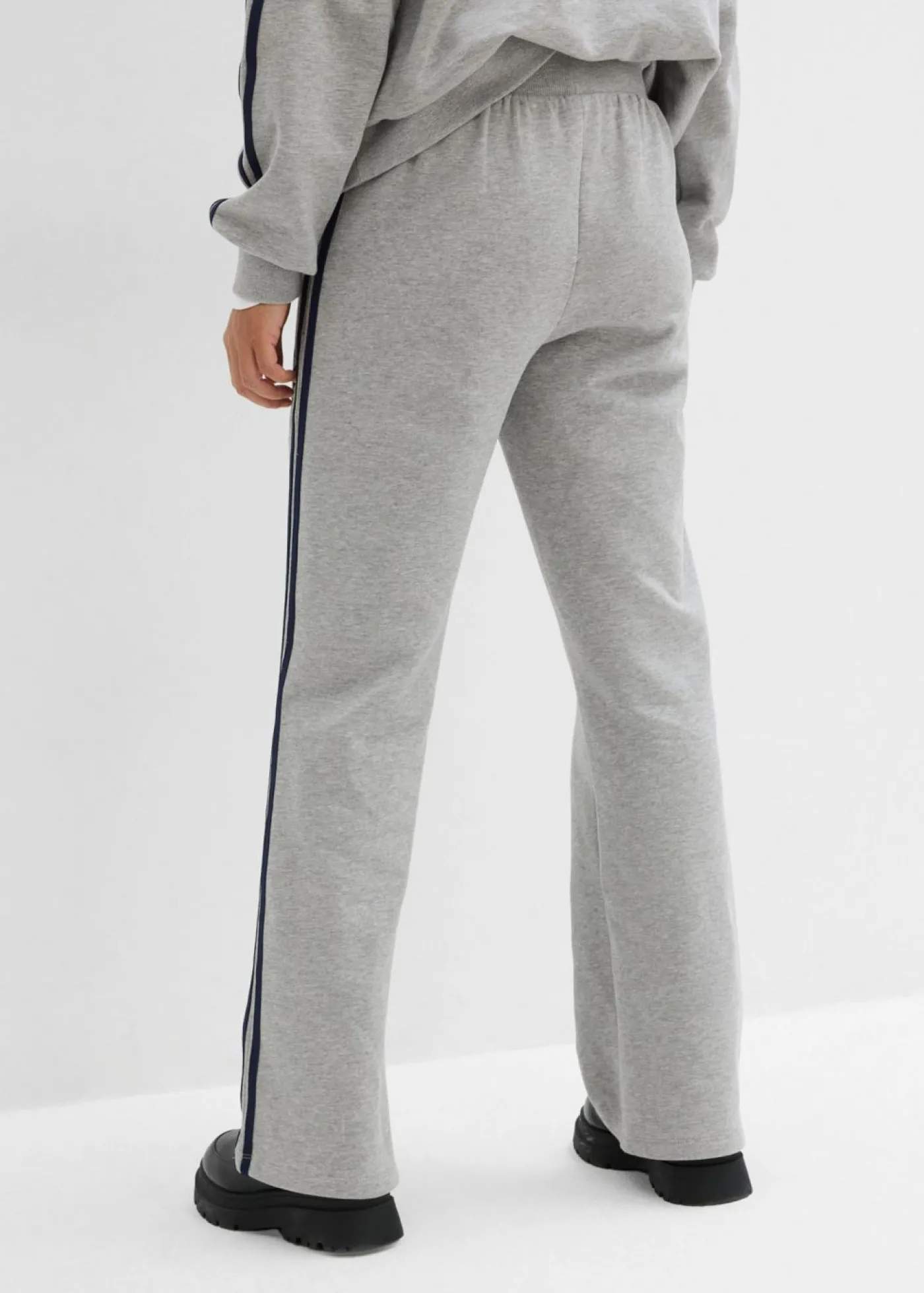 bonprix bonprix Pantalón de chándal de mezcla de algodón suave Gris claro jaspeado/azul marino estampado