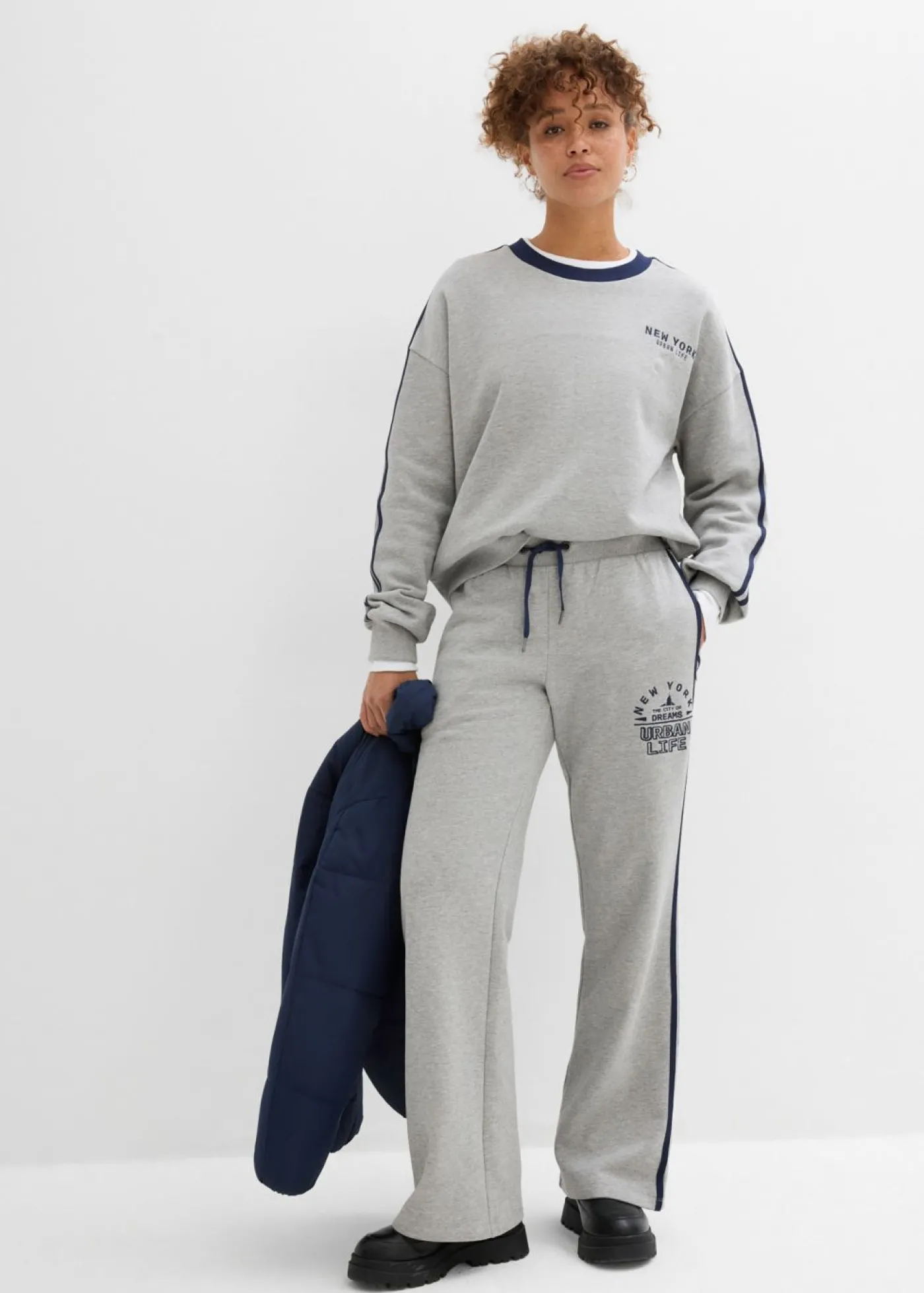 bonprix bonprix Pantalón de chándal de mezcla de algodón suave Gris claro jaspeado/azul marino estampado