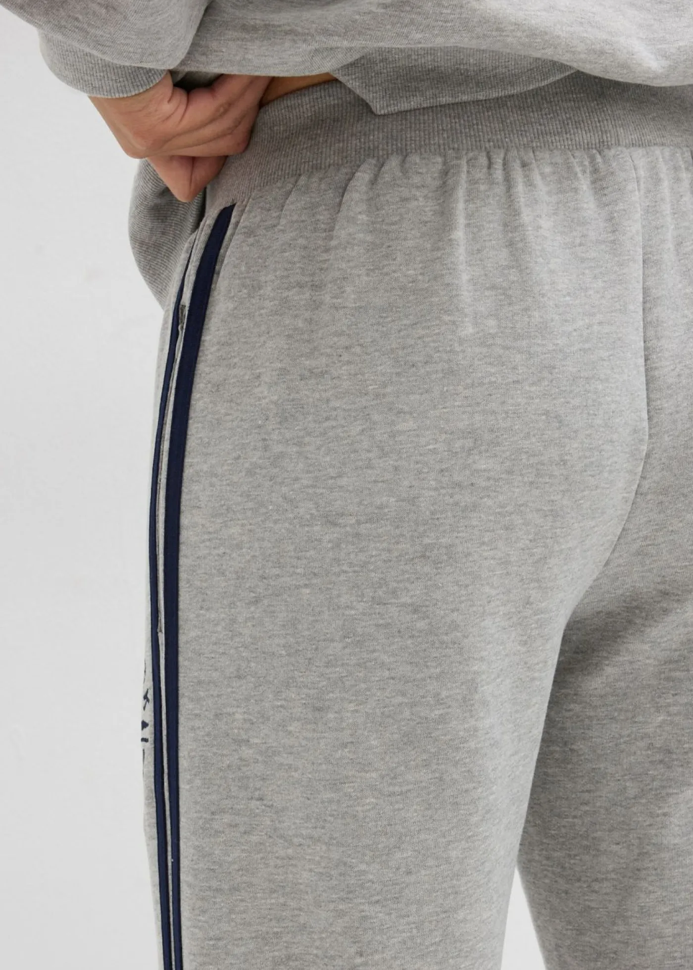 bonprix bonprix Pantalón de chándal de mezcla de algodón suave Gris claro jaspeado/azul marino estampado