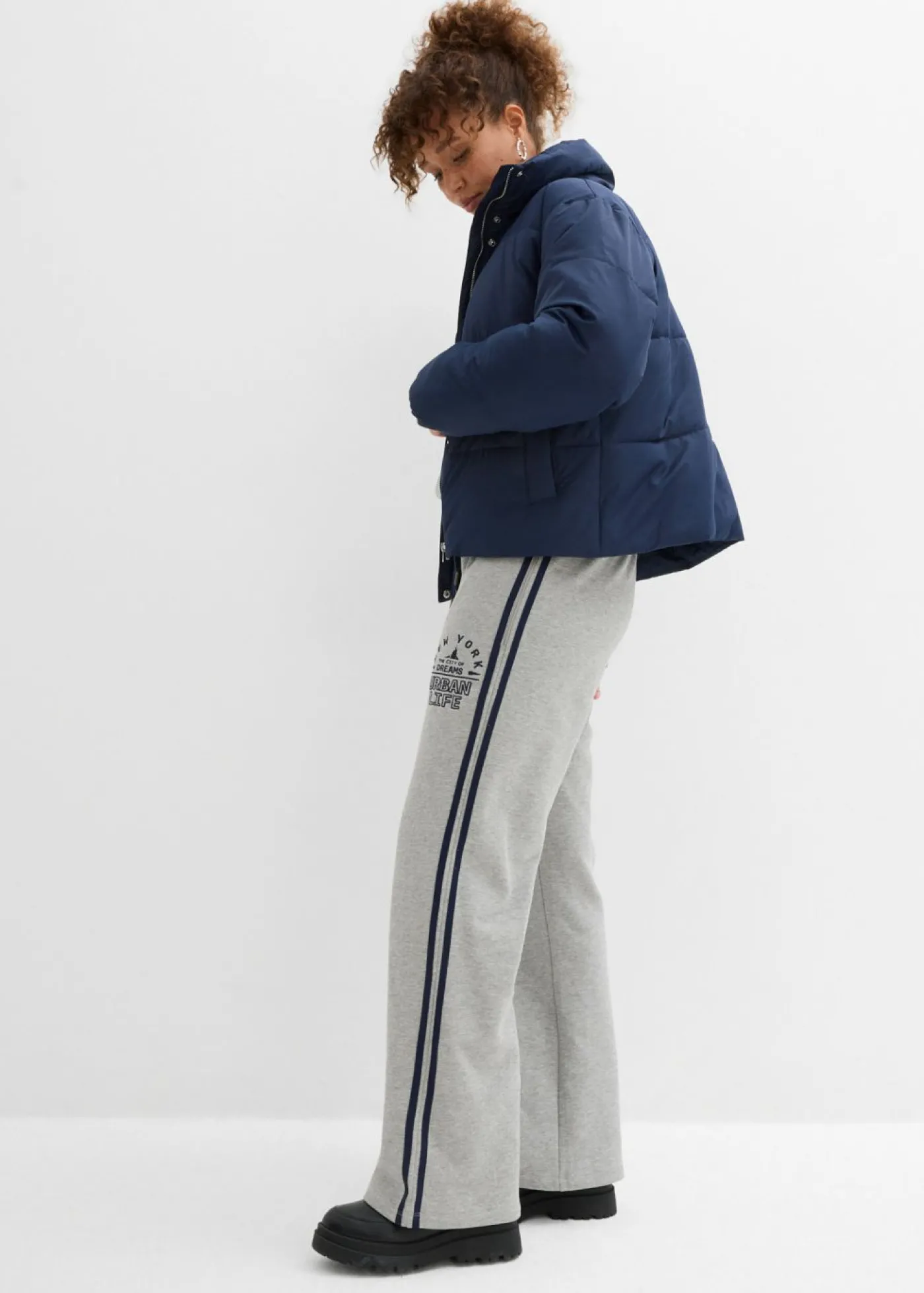 bonprix bonprix Pantalón de chándal de mezcla de algodón suave Gris claro jaspeado/azul marino estampado